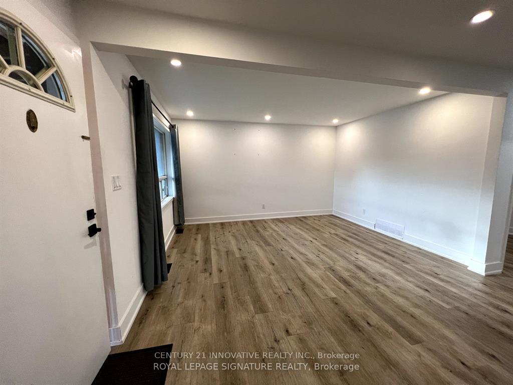 Photo 3 of Unit 1, 127 Treeview Drive, Etobicoke, Alderwood — HOMEH