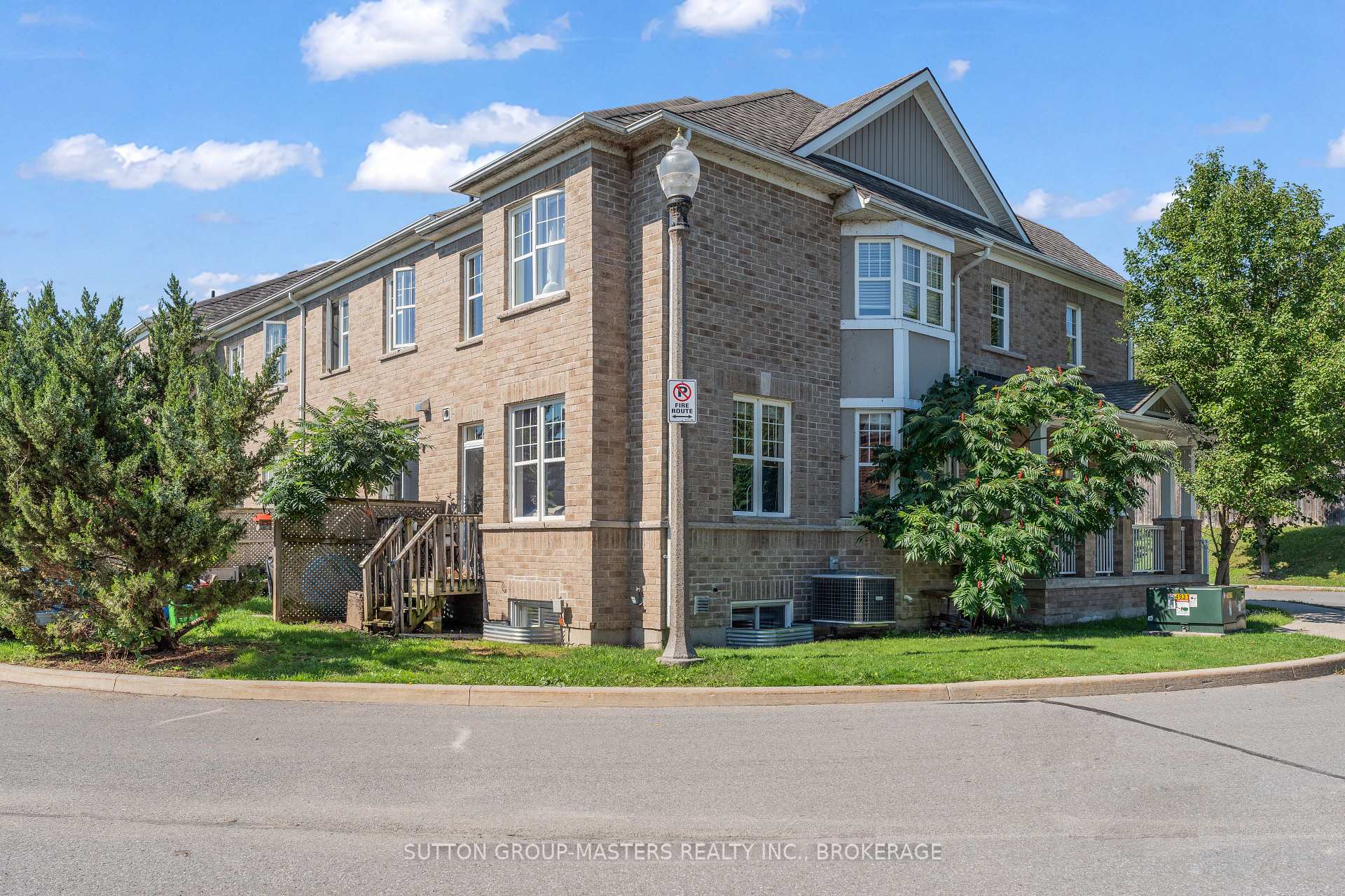Photo 3 of 901 Newmarket Lane, Kingston, Rideau — HOMEH