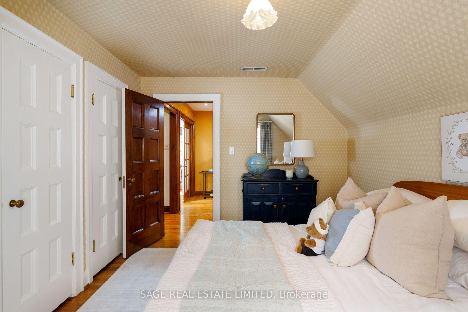 Photo 34 of 51 King Georges Road, Etobicoke, Kingsway South — HOMEH
