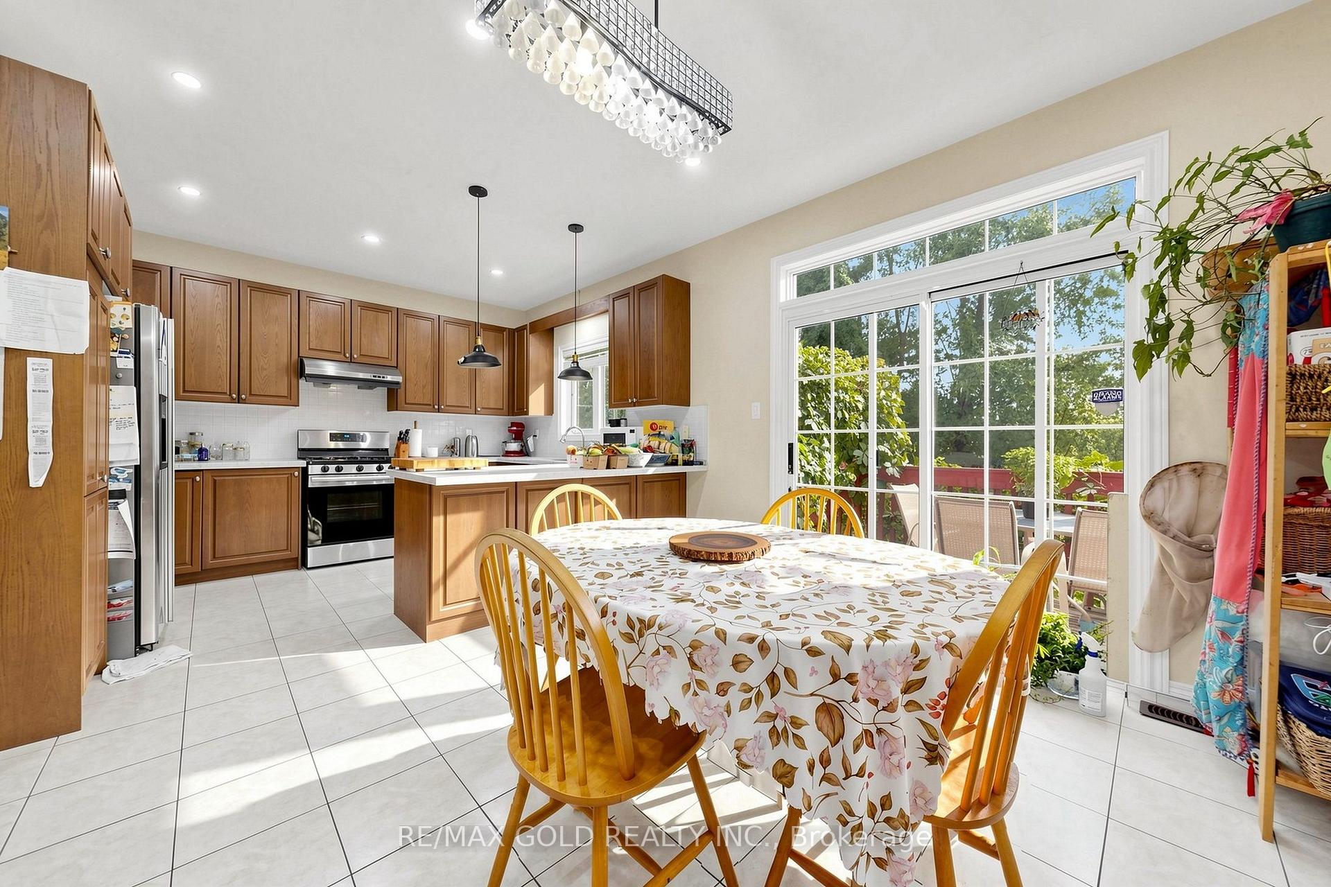 Photo 15 of 284 Holmes Crescent, Milton, Scott — HOMEH