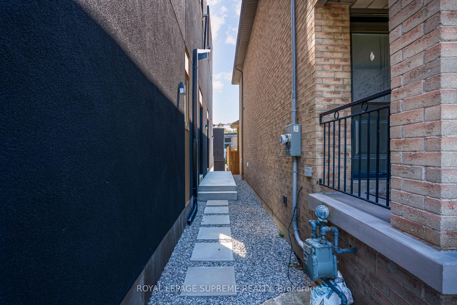 Photo 3 of Unit 3, 101 Bernice Crescent, Toronto, Rockcliffe-Smythe — HOMEH