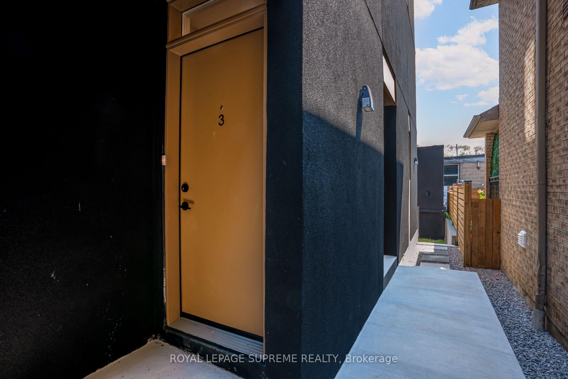 Photo 4 of Unit 3, 101 Bernice Crescent, Toronto, Rockcliffe-Smythe — HOMEH