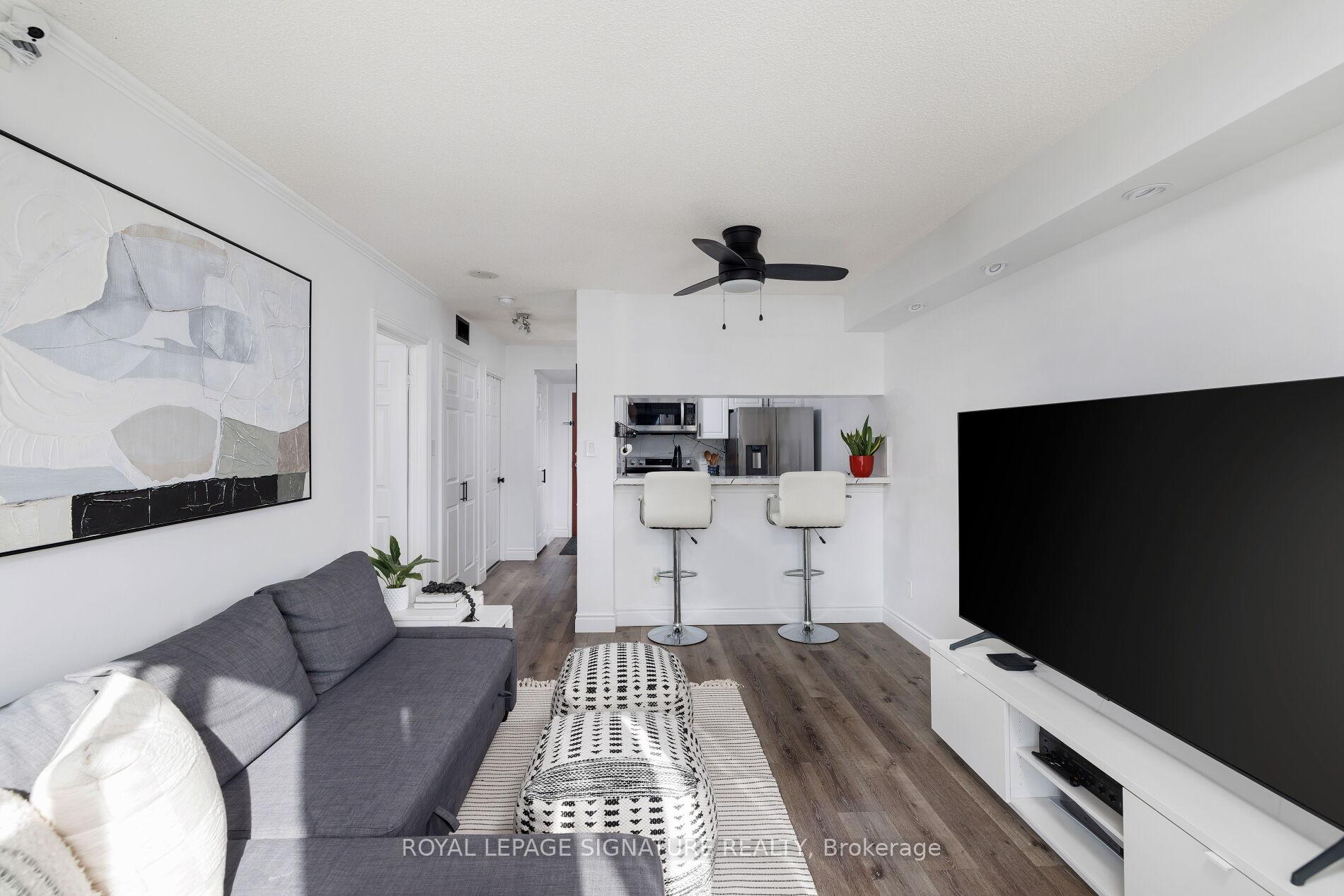 Photo of Unit 909, 880 Dundas Street W