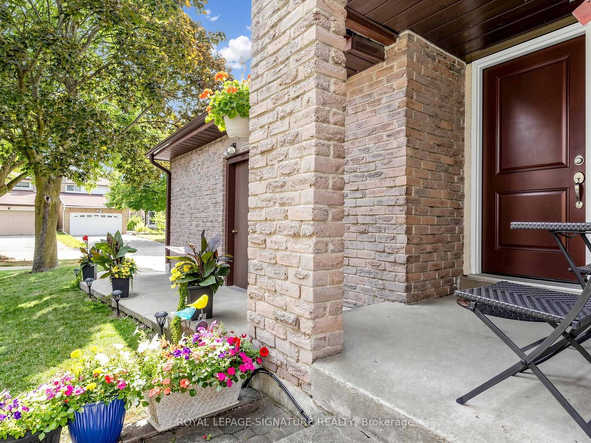 Photo 5 of 83 Empringham Crescent, Markham, Milliken Mills West — HOMEH