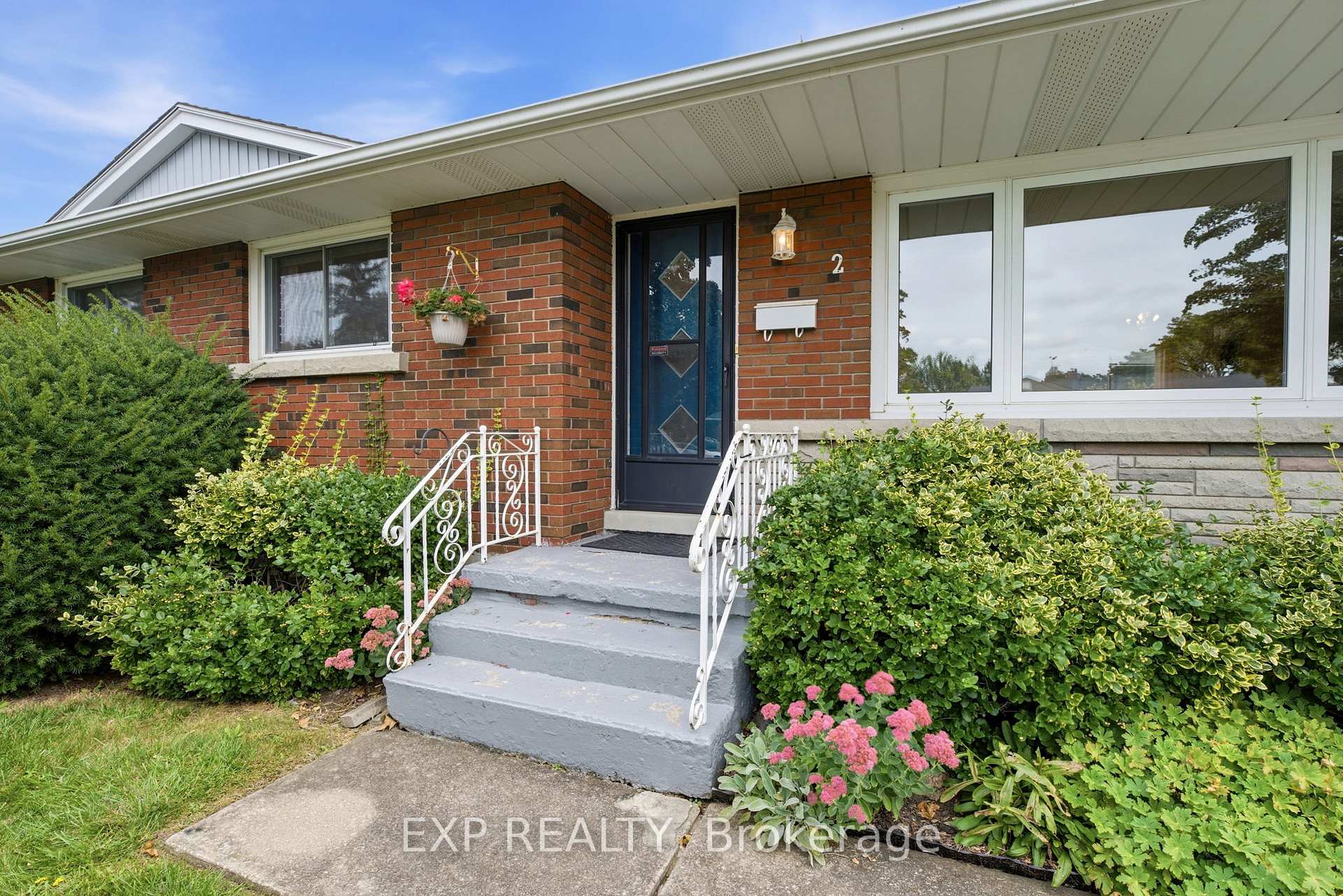 Photo 3 of 2 Glengrove Circle, St. Catharines, Glendale/Glenridge — HOMEH