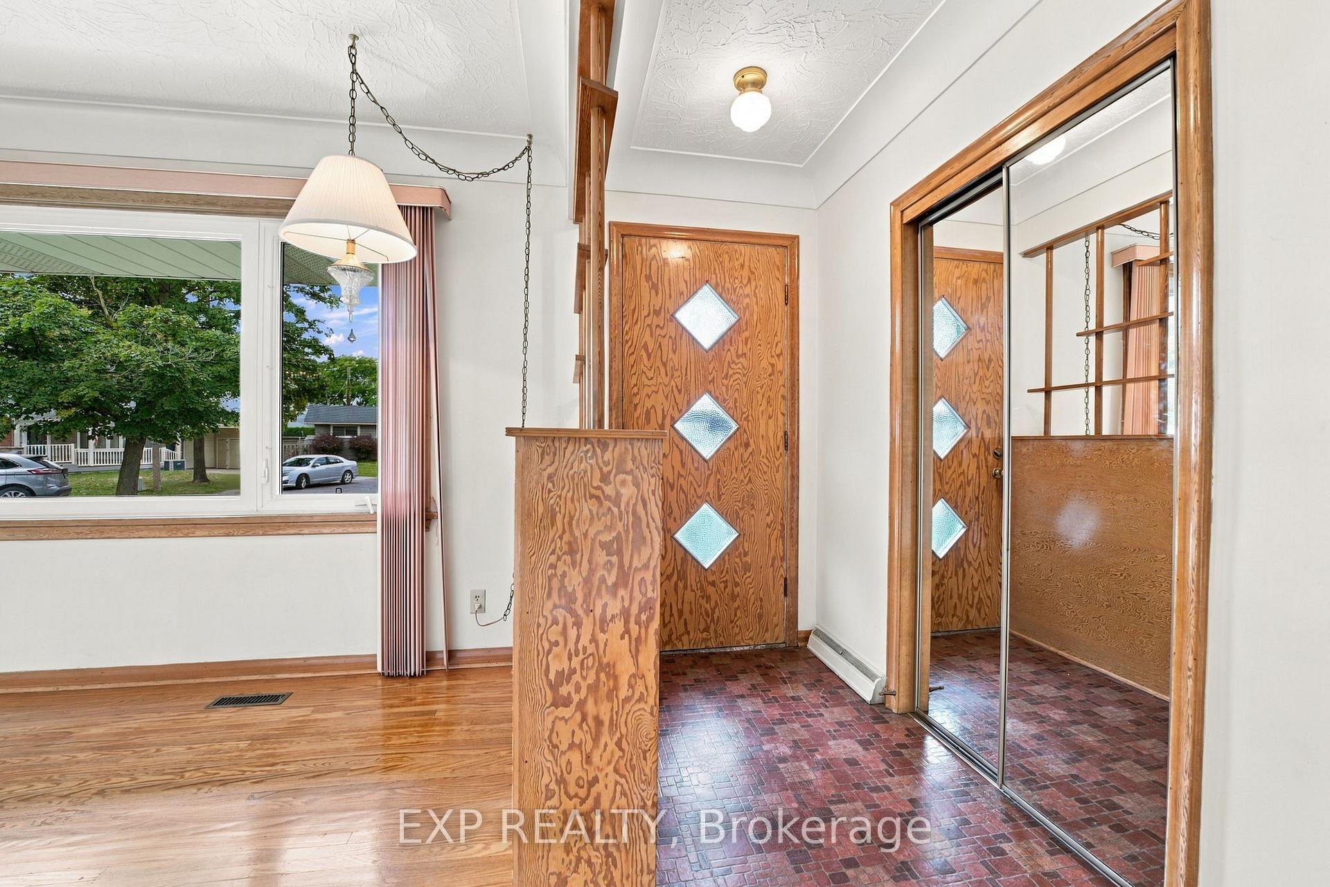 Photo 5 of 2 Glengrove Circle, St. Catharines, Glendale/Glenridge — HOMEH