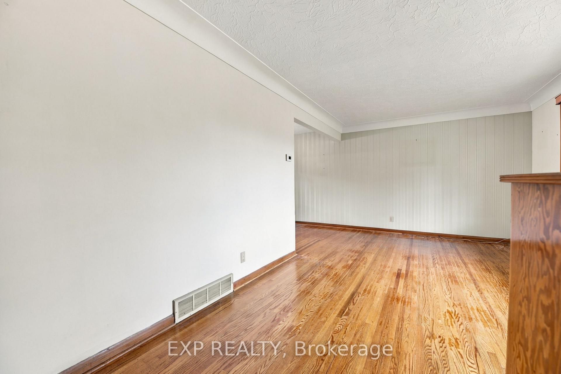 Photo 6 of 2 Glengrove Circle, St. Catharines, Glendale/Glenridge — HOMEH