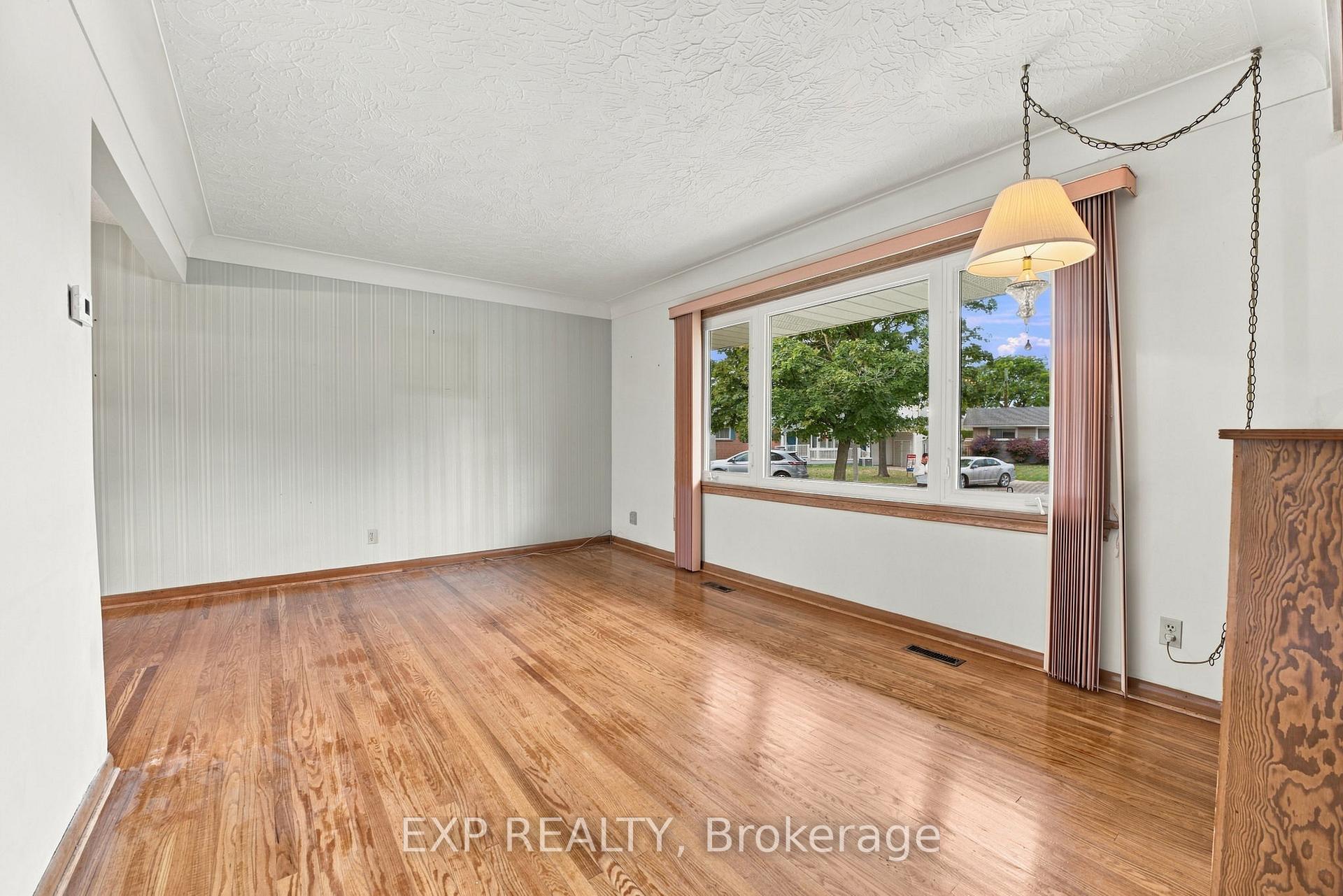 Photo 7 of 2 Glengrove Circle, St. Catharines, Glendale/Glenridge — HOMEH