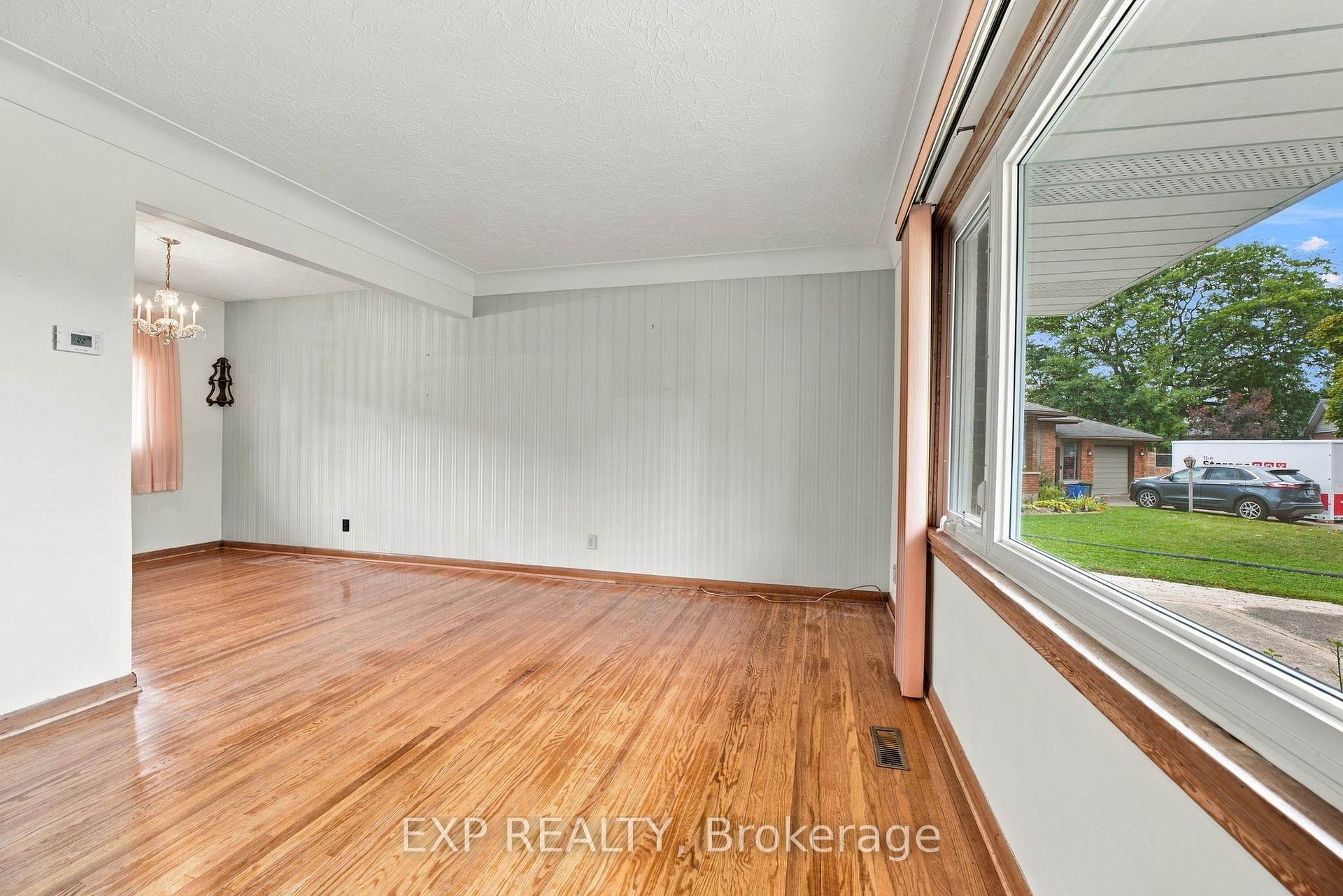 Photo 8 of 2 Glengrove Circle, St. Catharines, Glendale/Glenridge — HOMEH