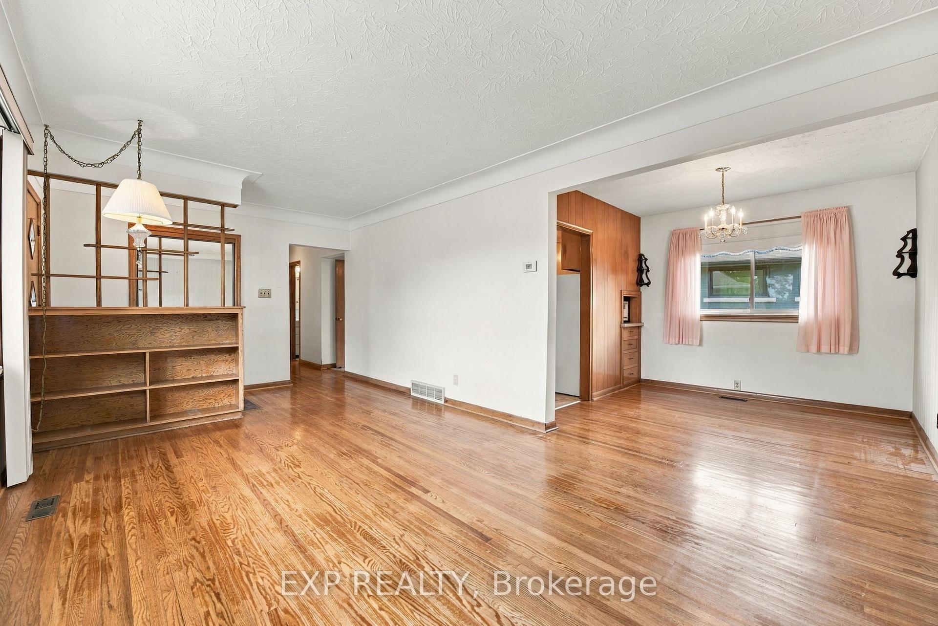 Photo 9 of 2 Glengrove Circle, St. Catharines, Glendale/Glenridge — HOMEH