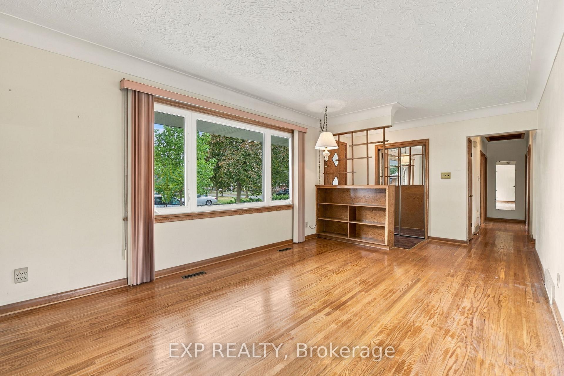Photo 11 of 2 Glengrove Circle, St. Catharines, Glendale/Glenridge — HOMEH
