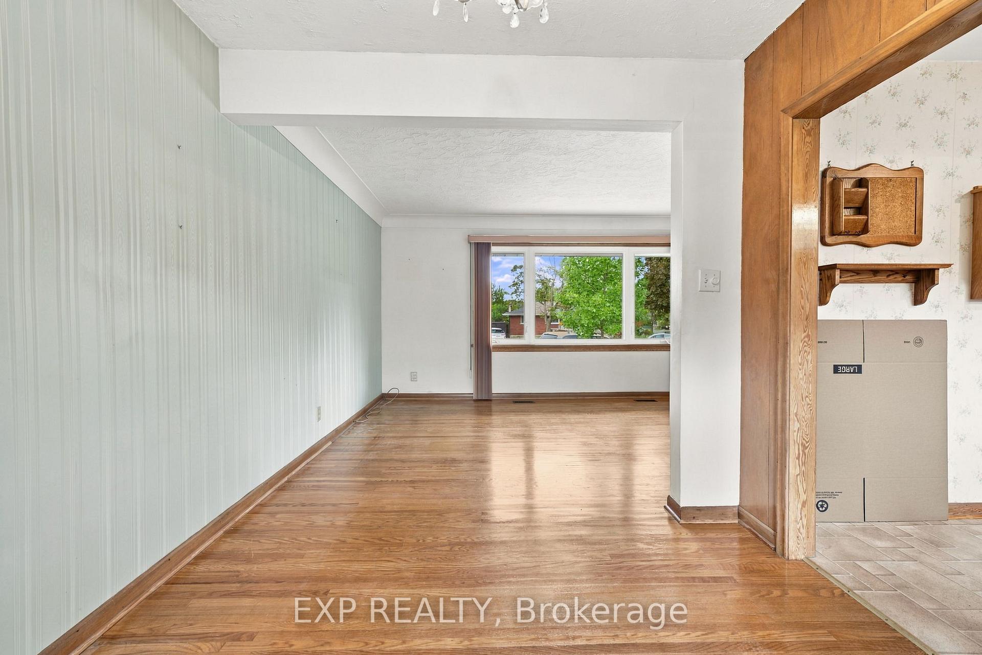 Photo 12 of 2 Glengrove Circle, St. Catharines, Glendale/Glenridge — HOMEH