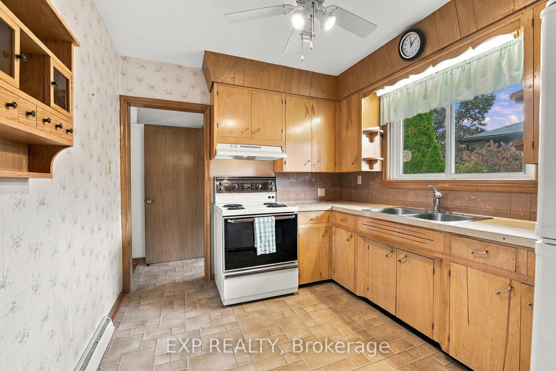 Photo 13 of 2 Glengrove Circle, St. Catharines, Glendale/Glenridge — HOMEH