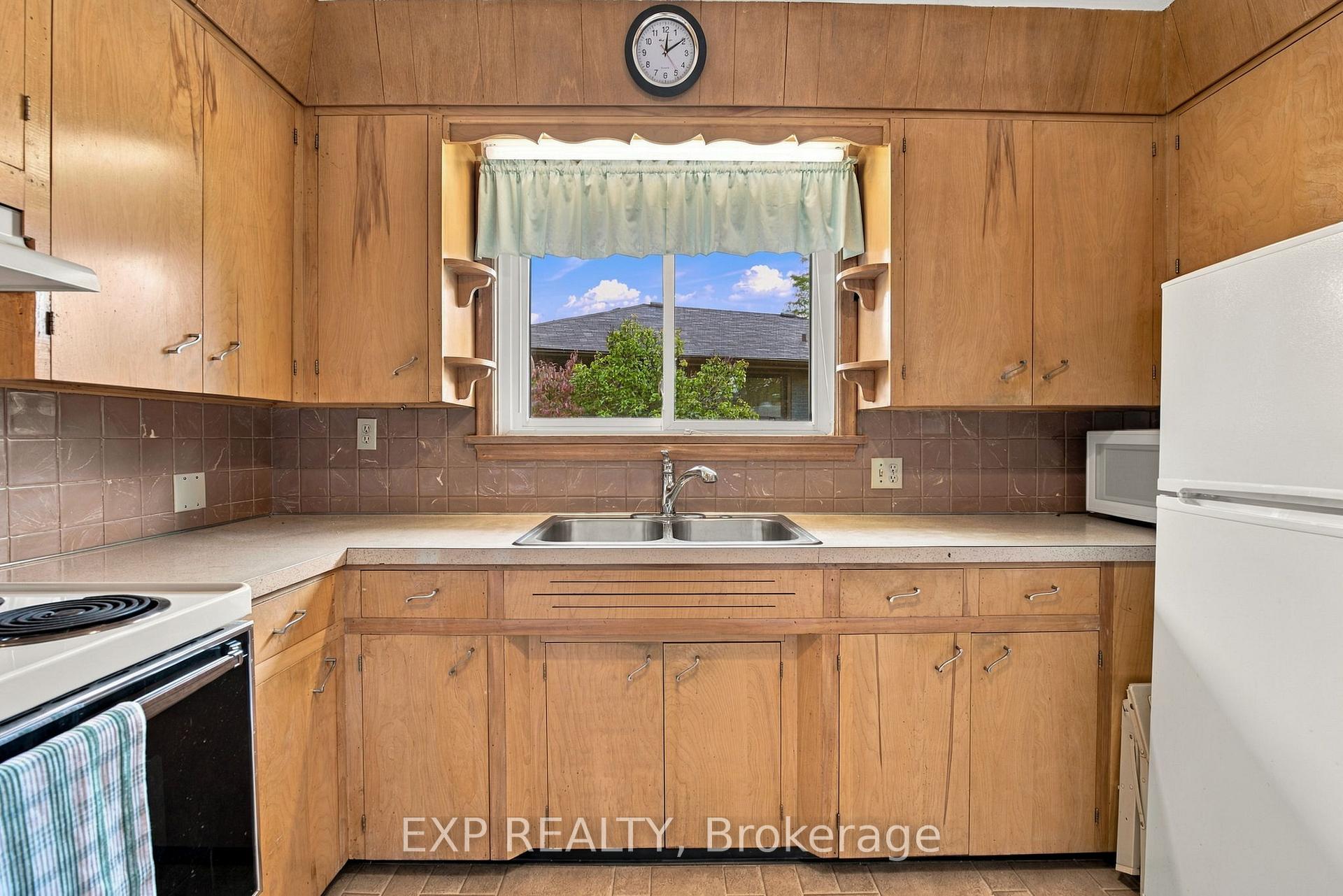 Photo 14 of 2 Glengrove Circle, St. Catharines, Glendale/Glenridge — HOMEH