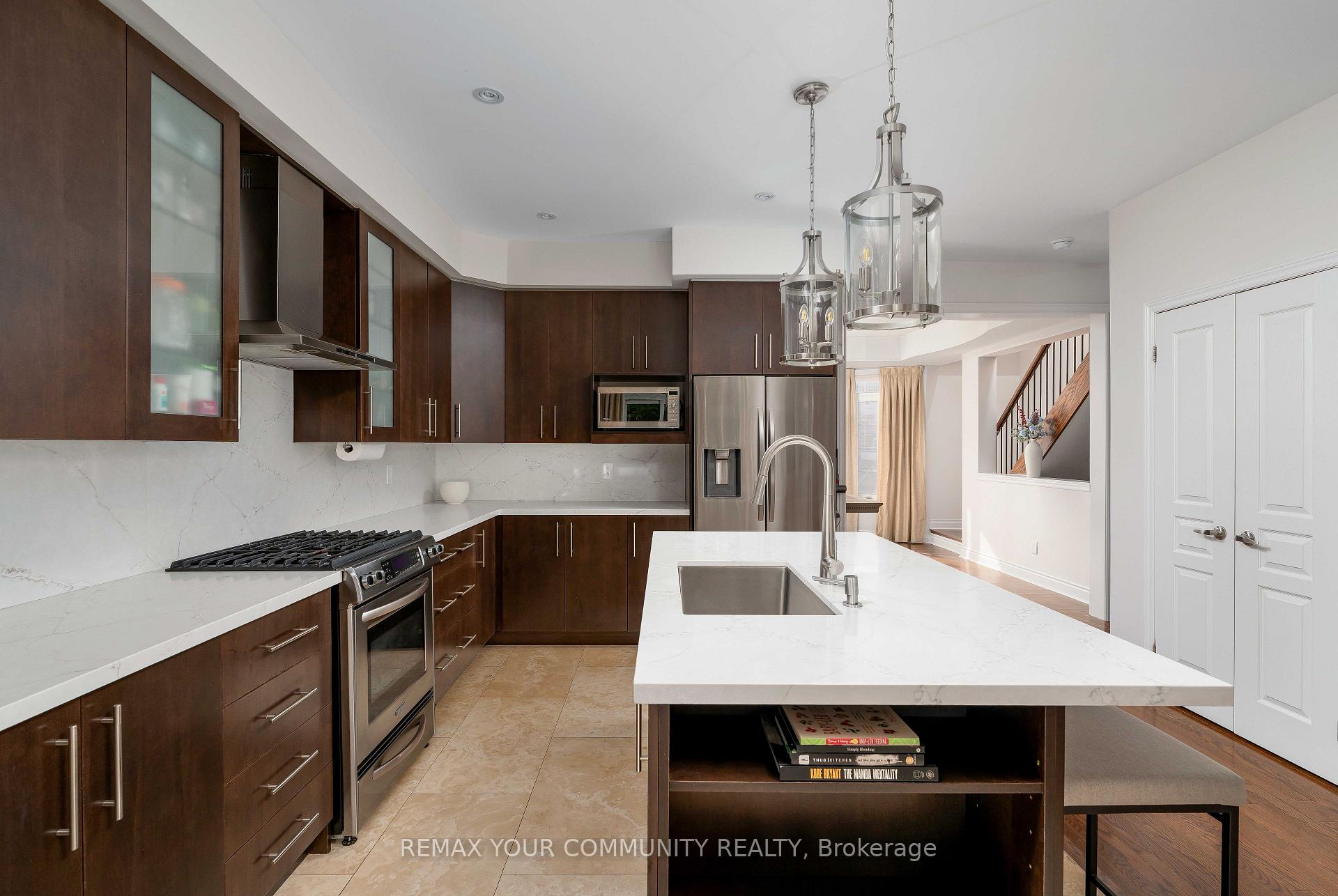 Photo 7 of 24 Gala Lane, Etobicoke, Stonegate-Queensway — HOMEH