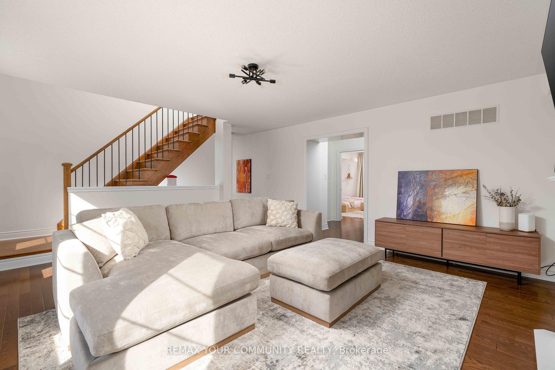 Photo 14 of 24 Gala Lane, Etobicoke, Stonegate-Queensway — HOMEH