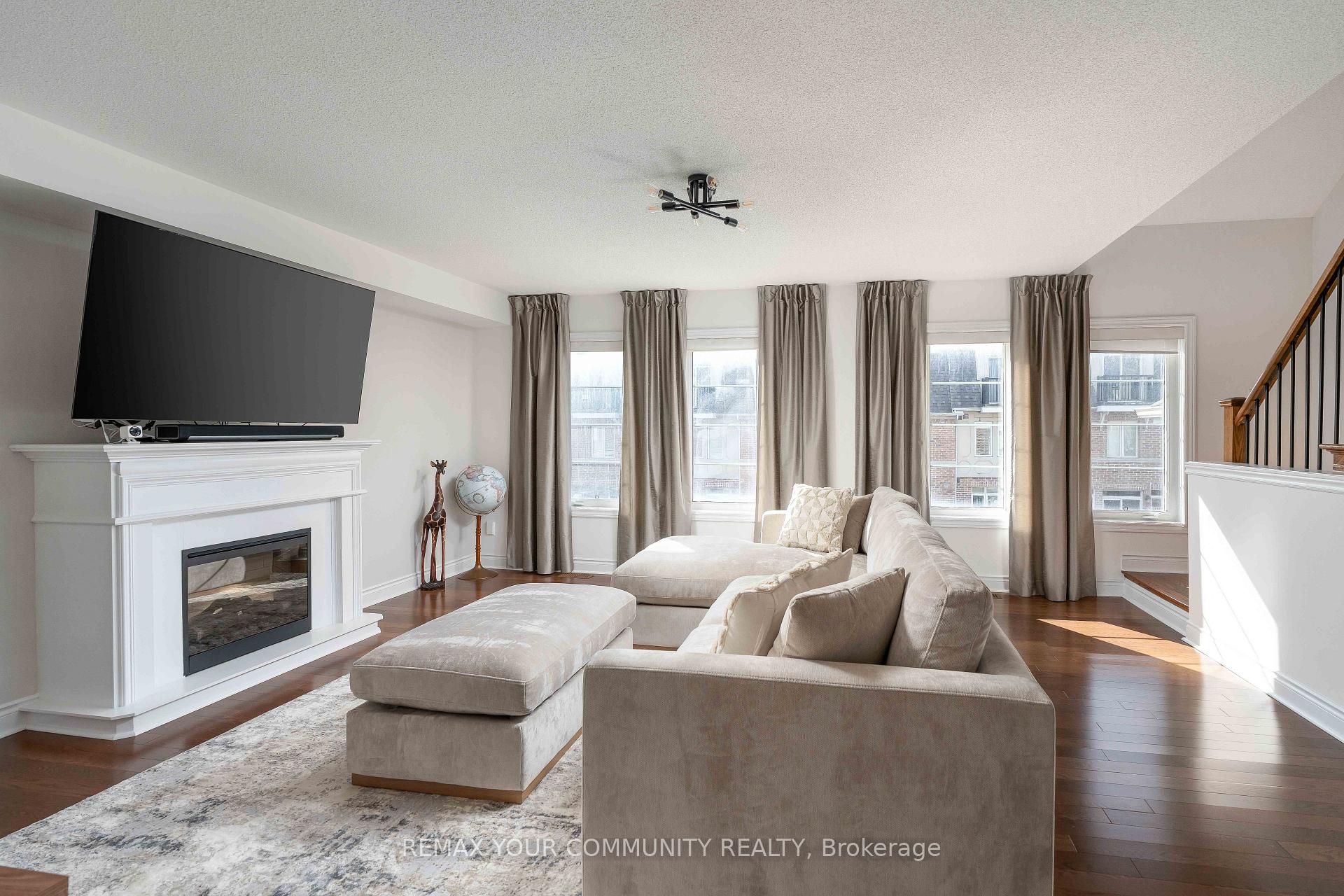 Photo 15 of 24 Gala Lane, Etobicoke, Stonegate-Queensway — HOMEH