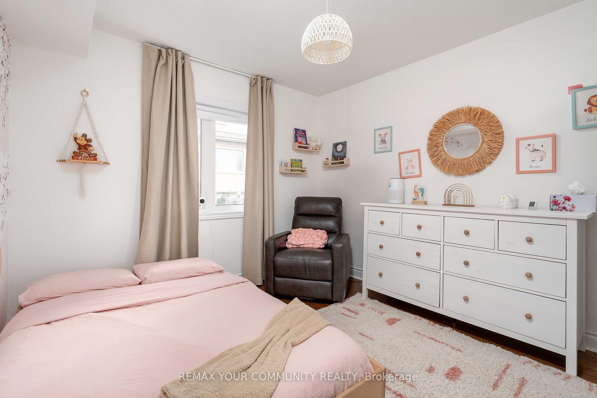 Photo 19 of 24 Gala Lane, Etobicoke, Stonegate-Queensway — HOMEH