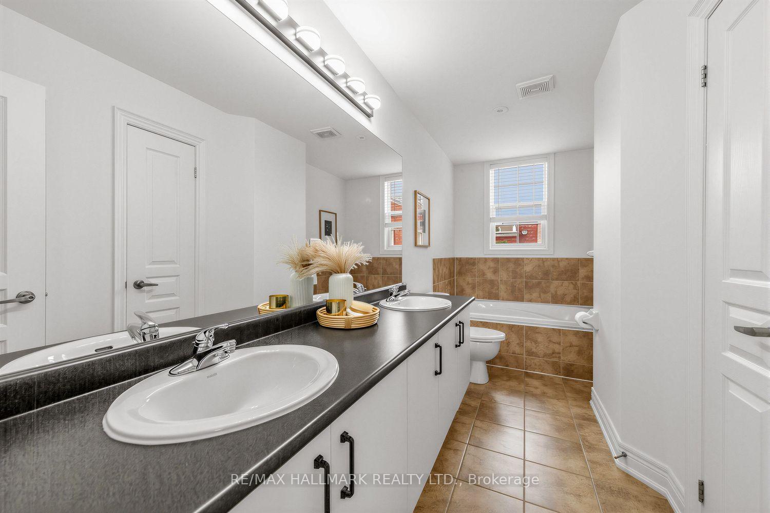 Photo 28 of 34 Fairhead Mews, Toronto, East End-Danforth — HOMEH
