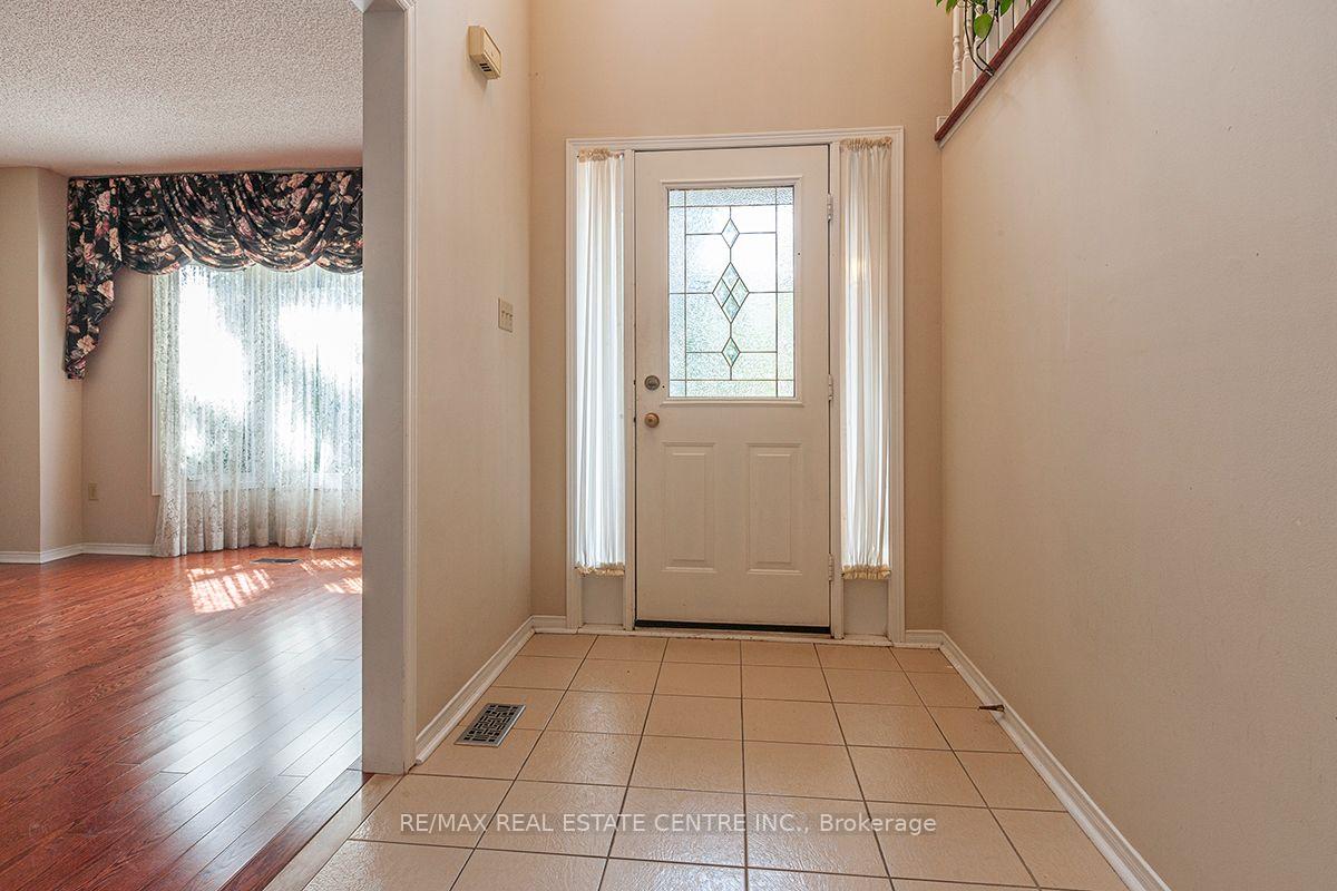 Photo 3 of 3679 Loyalist Drive, Mississauga, Erin Mills — HOMEH