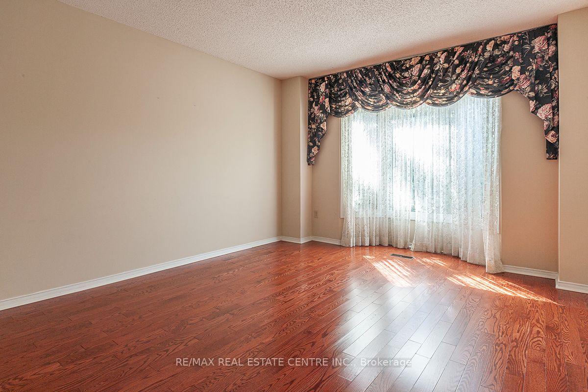 Photo 4 of 3679 Loyalist Drive, Mississauga, Erin Mills — HOMEH