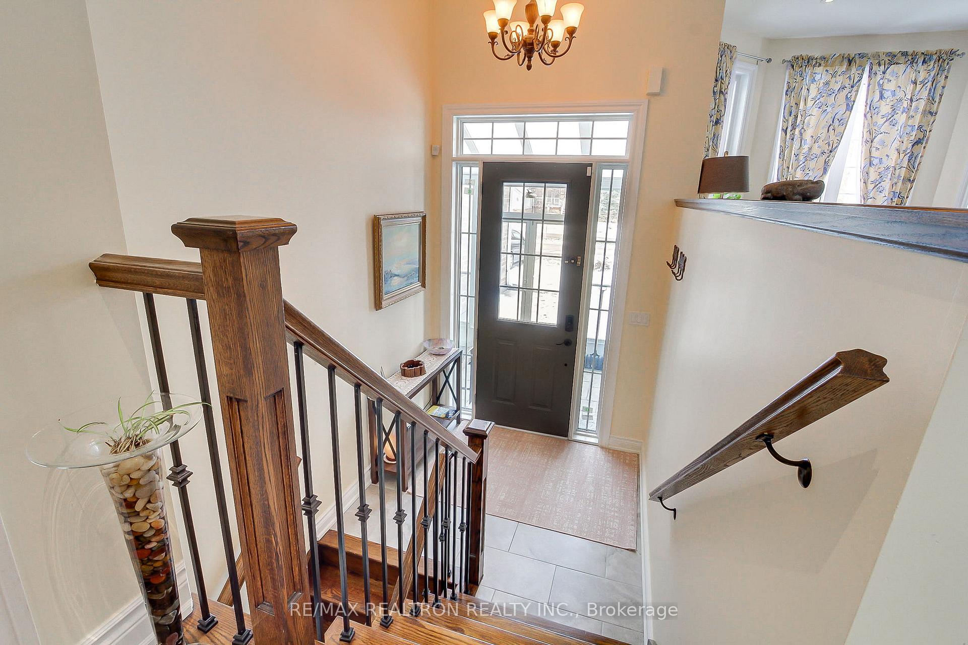 Photo 3 of 815 Churchill Lane, Georgina, Historic Lakeshore Communities — HOMEH