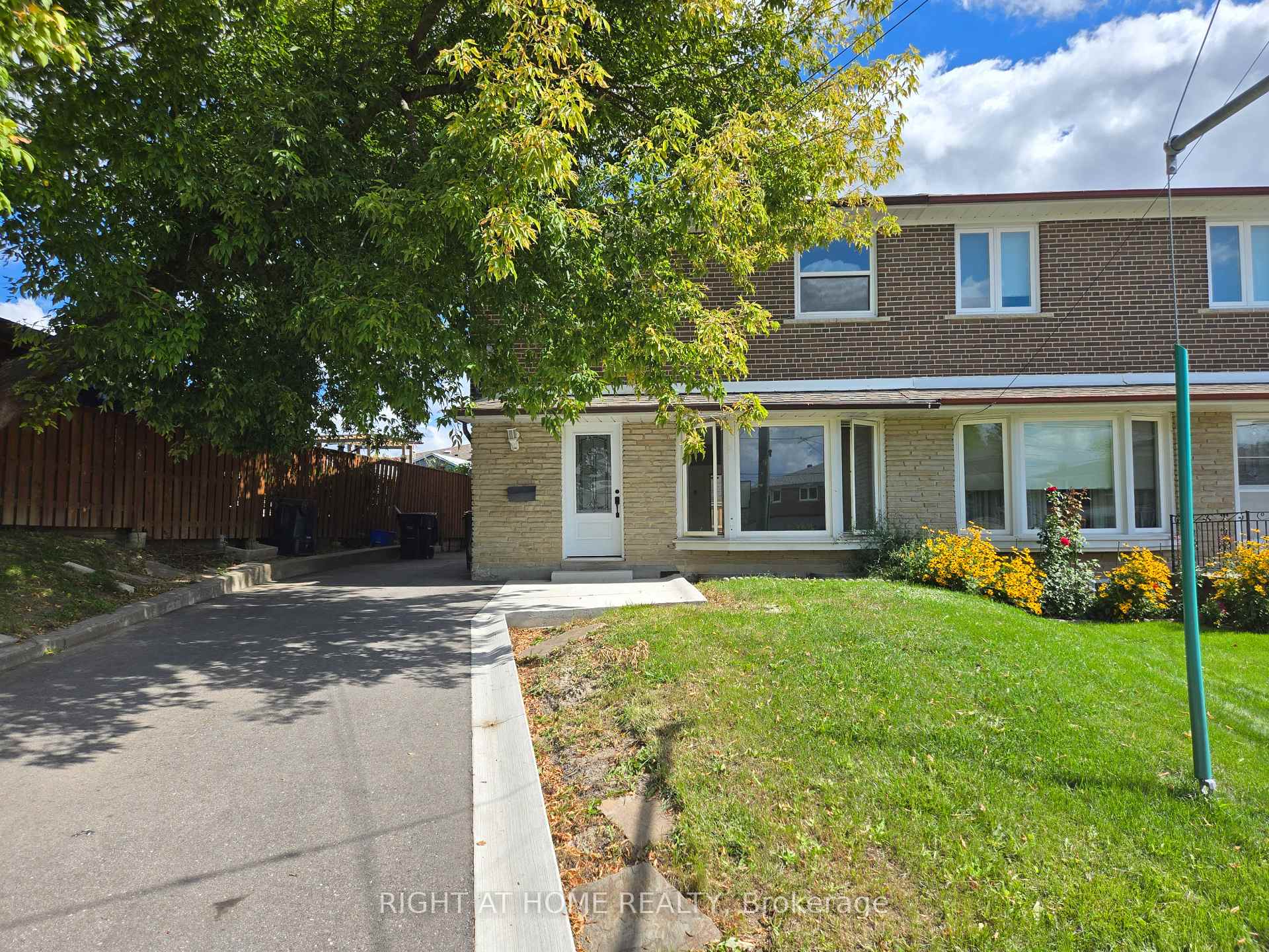 Photo 1 of 13 Faulkner Crescent, North York, Humbermede — HOMEH