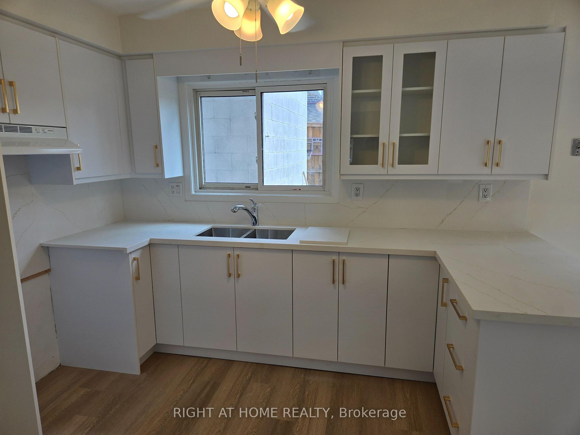 Photo 3 of 13 Faulkner Crescent, North York, Humbermede — HOMEH