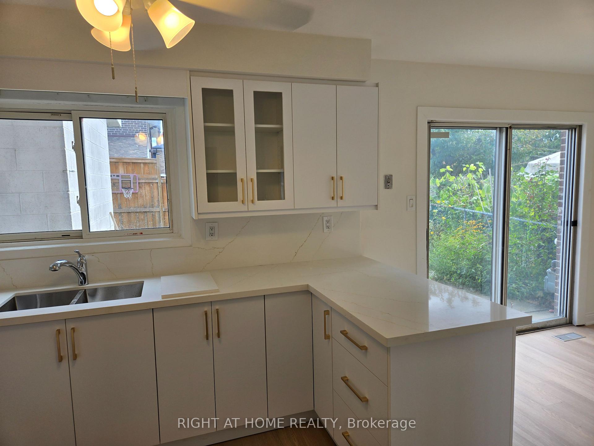 Photo 4 of 13 Faulkner Crescent, North York, Humbermede — HOMEH