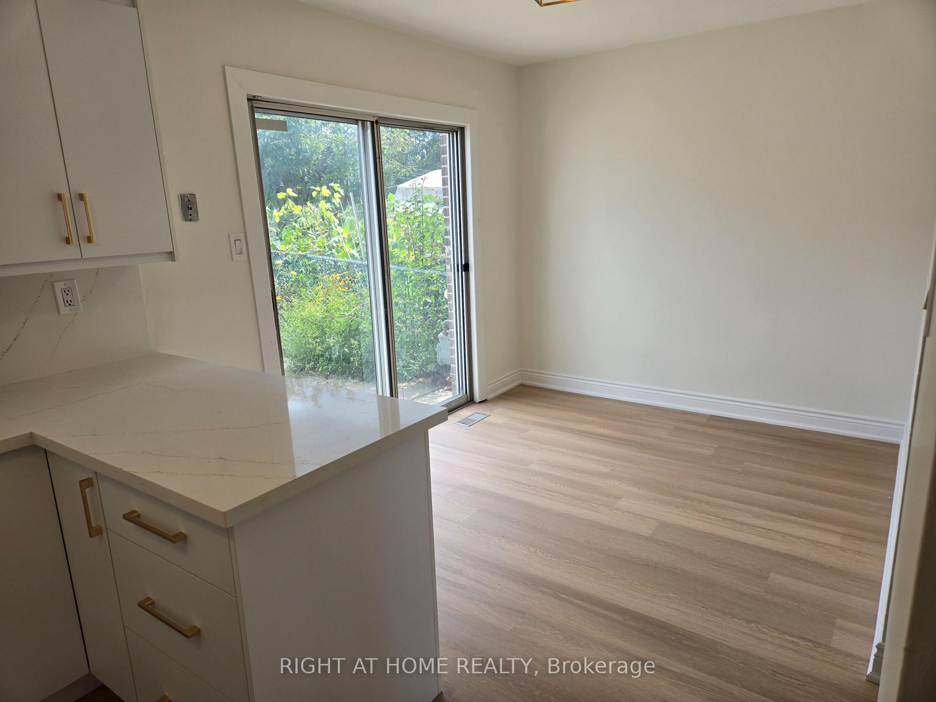 Photo 5 of 13 Faulkner Crescent, North York, Humbermede — HOMEH