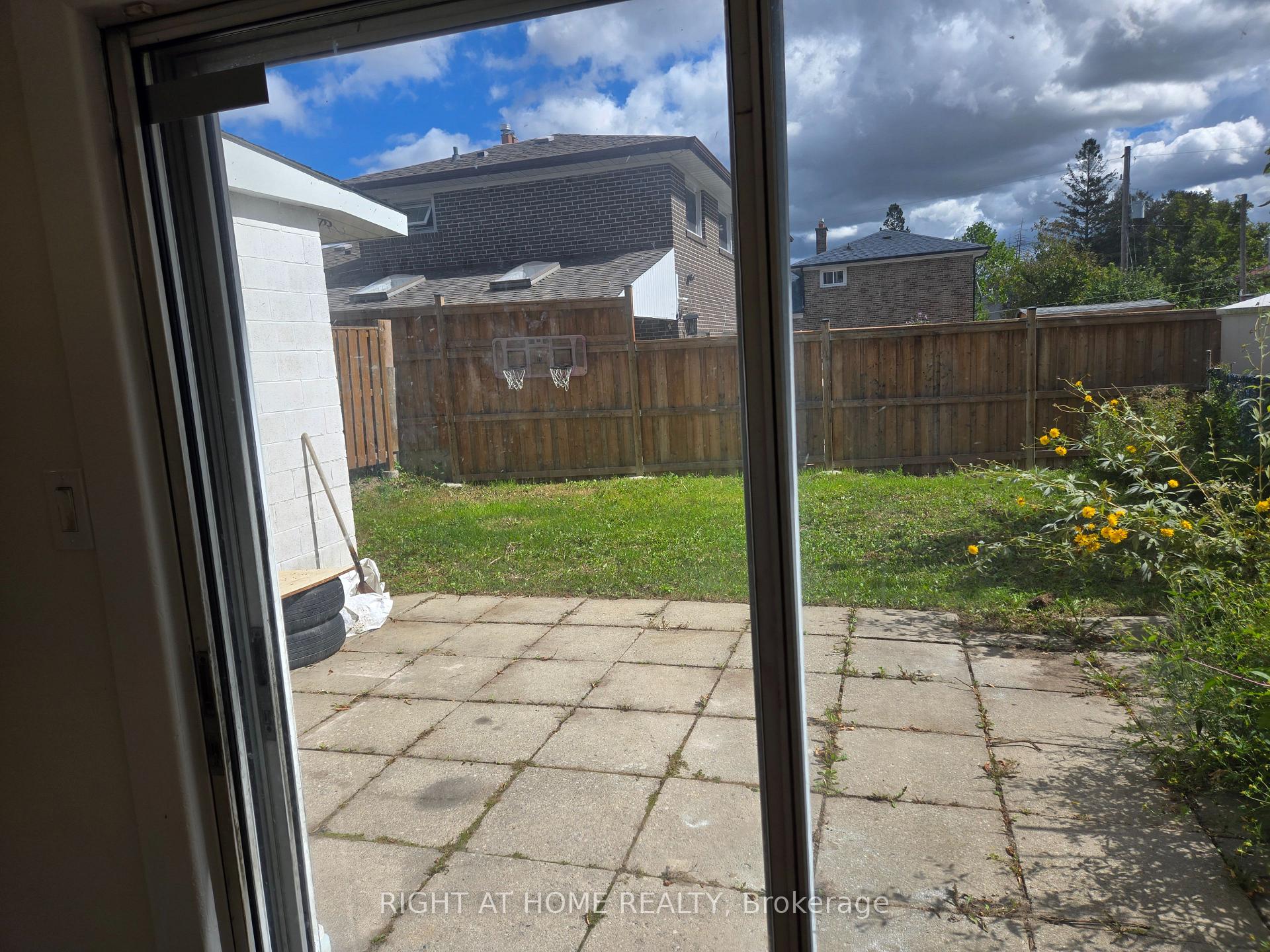Photo 6 of 13 Faulkner Crescent, North York, Humbermede — HOMEH