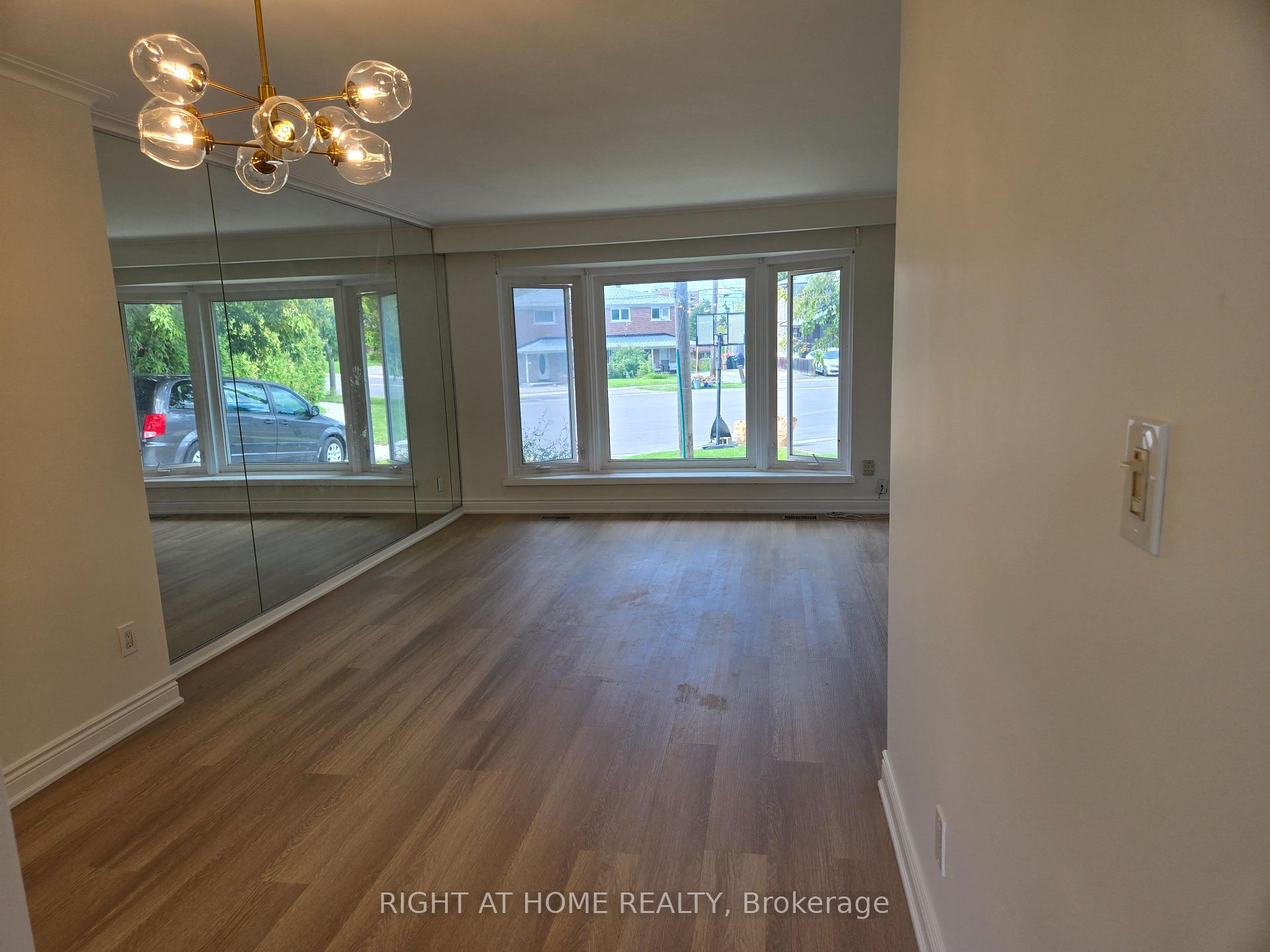 Photo 8 of 13 Faulkner Crescent, North York, Humbermede — HOMEH