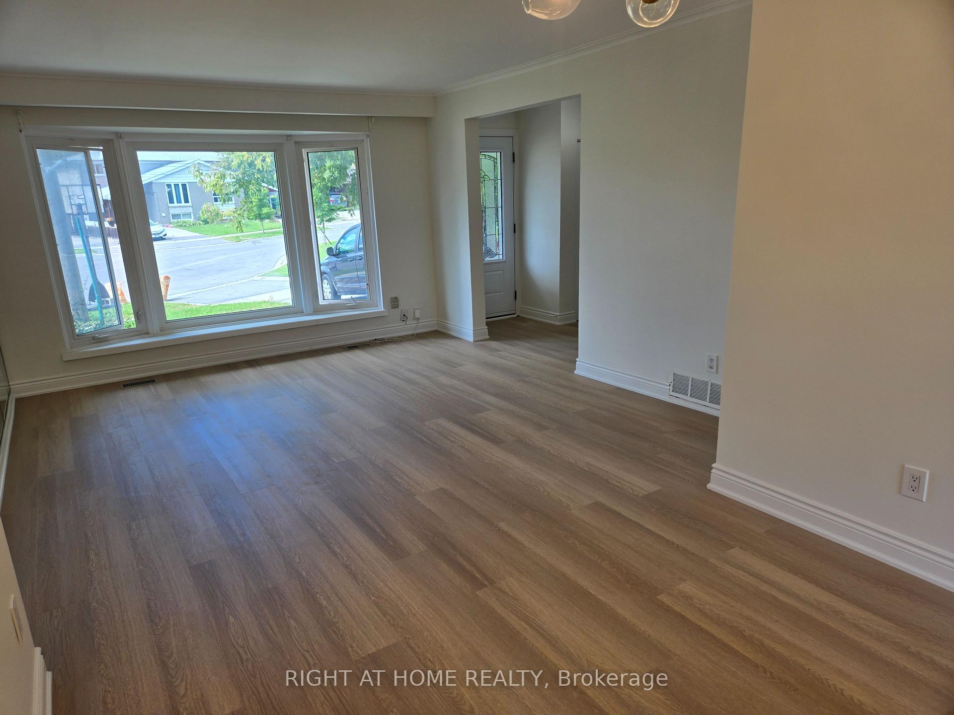 Photo 9 of 13 Faulkner Crescent, North York, Humbermede — HOMEH