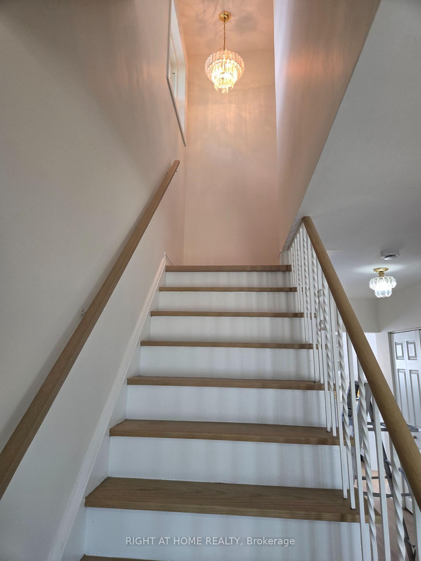 Photo 10 of 13 Faulkner Crescent, North York, Humbermede — HOMEH