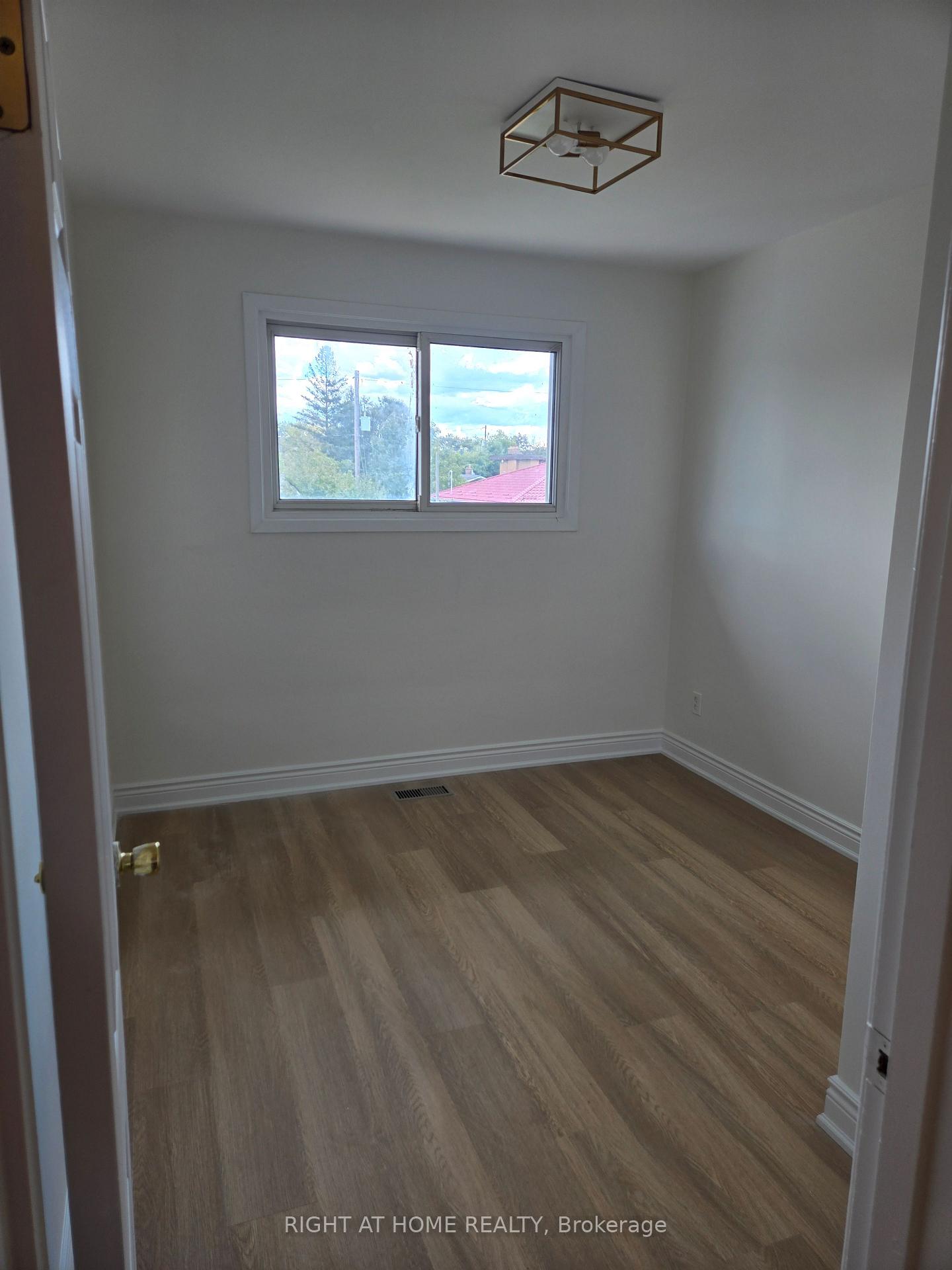 Photo 12 of 13 Faulkner Crescent, North York, Humbermede — HOMEH