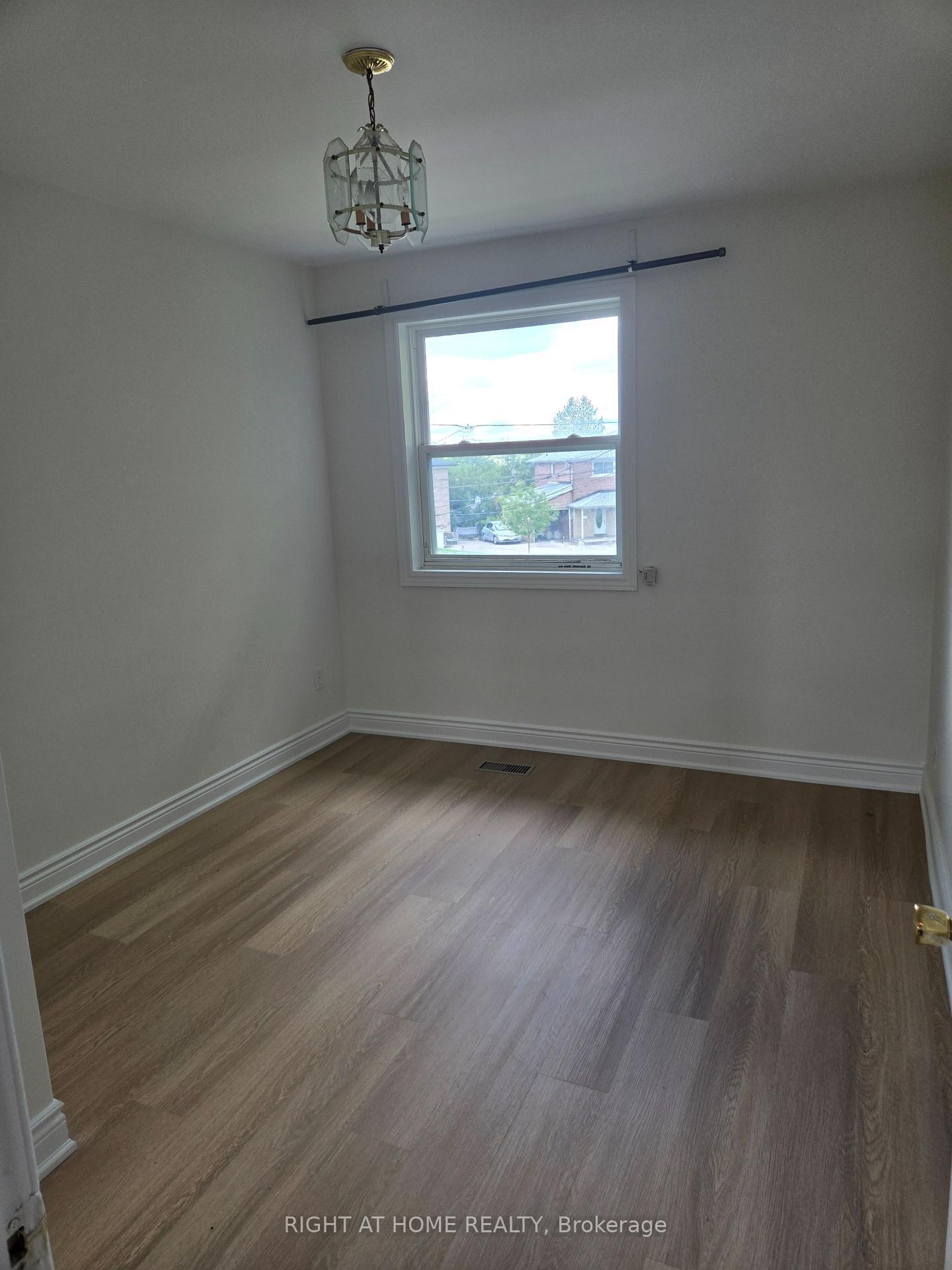 Photo 13 of 13 Faulkner Crescent, North York, Humbermede — HOMEH