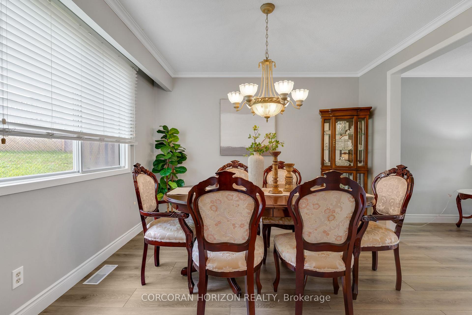 Photo 10 of 8 Blue Spruce Court, Kitchener, Forest Heights — HOMEH