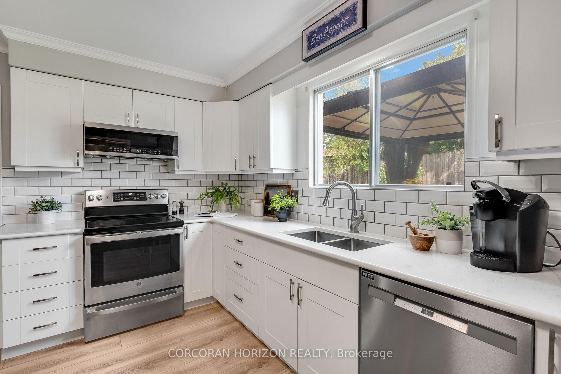 Photo 12 of 8 Blue Spruce Court, Kitchener, Forest Heights — HOMEH