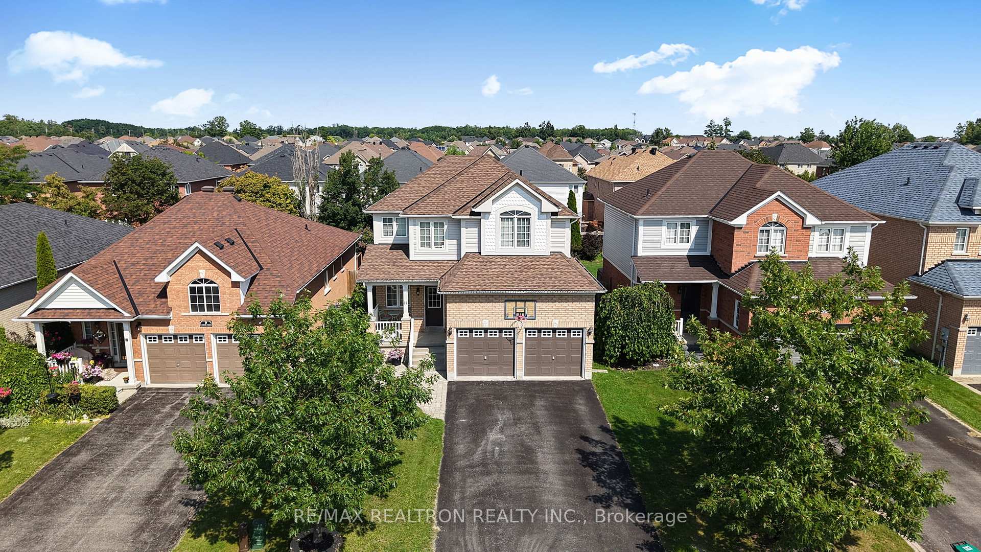 Photo 2 of 11 Tudor Crescent, Barrie, Innis-Shore — HOMEH