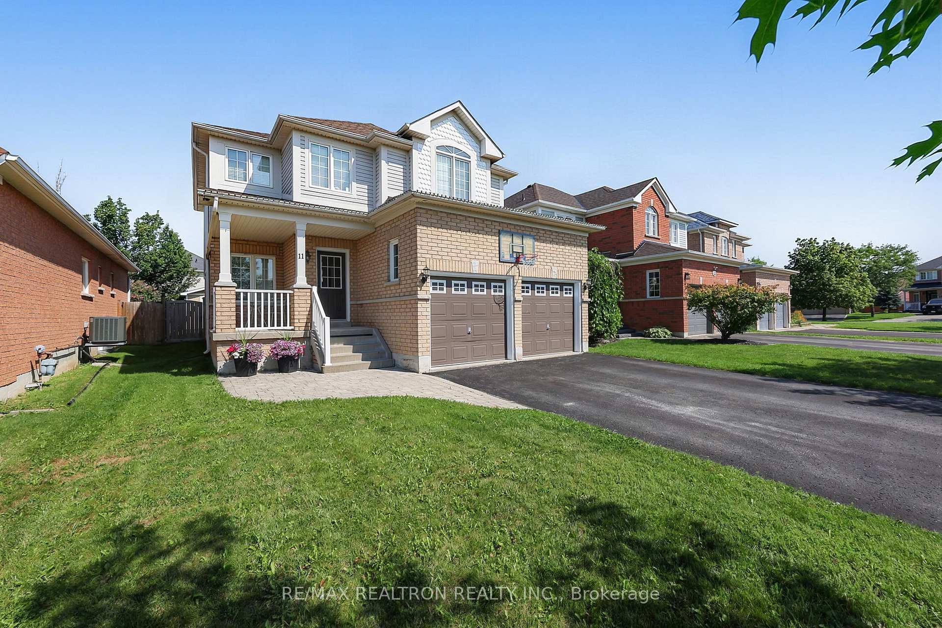Photo 3 of 11 Tudor Crescent, Barrie, Innis-Shore — HOMEH