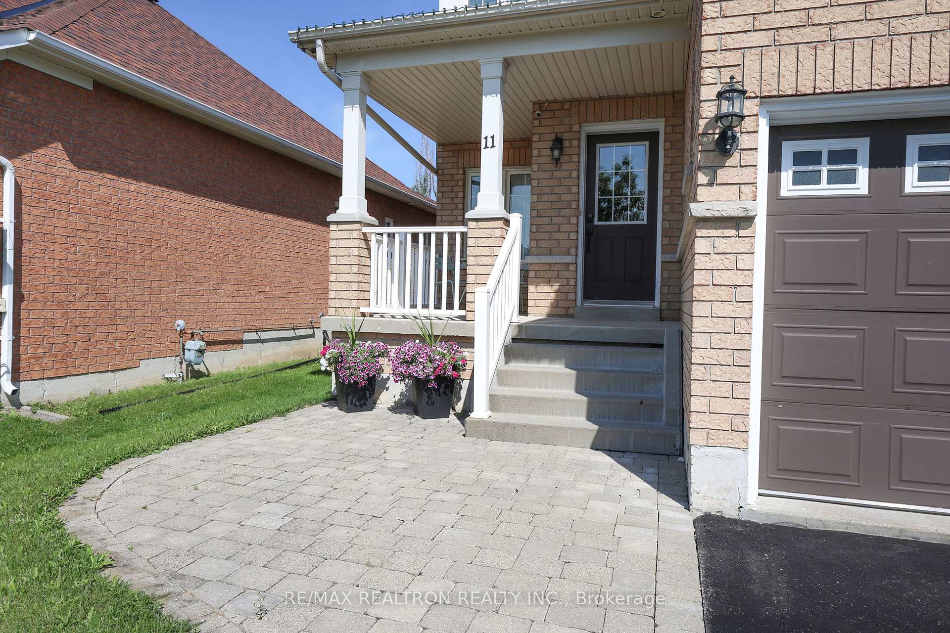 Photo 4 of 11 Tudor Crescent, Barrie, Innis-Shore — HOMEH