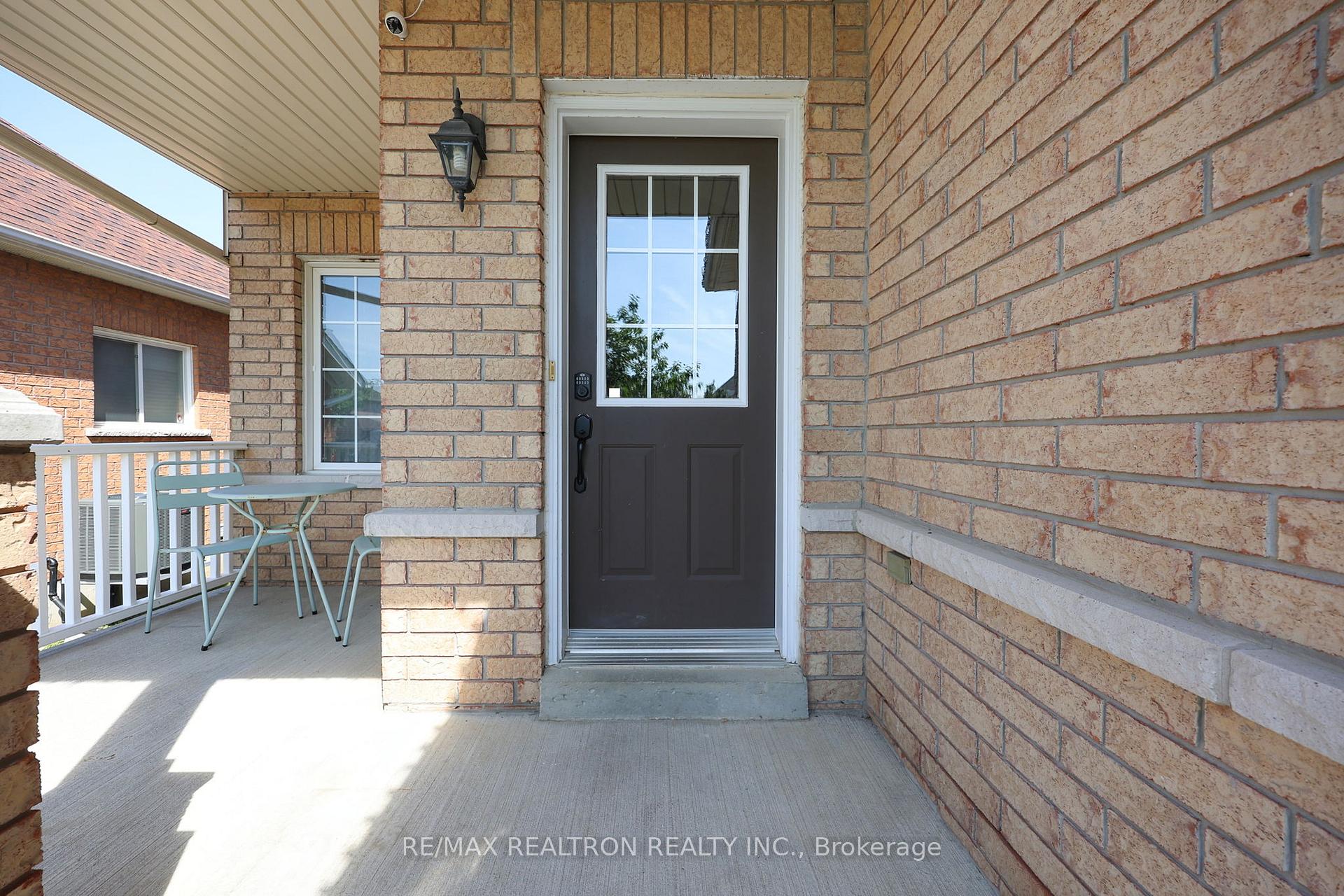 Photo 5 of 11 Tudor Crescent, Barrie, Innis-Shore — HOMEH