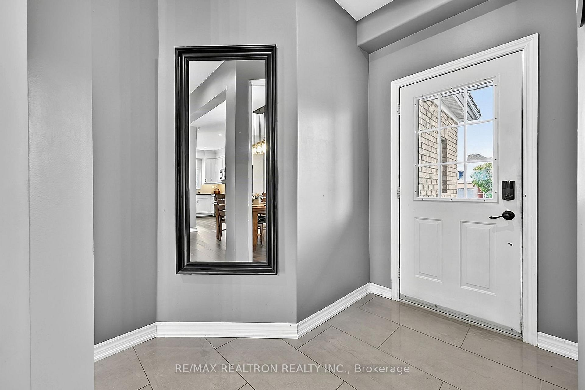 Photo 6 of 11 Tudor Crescent, Barrie, Innis-Shore — HOMEH