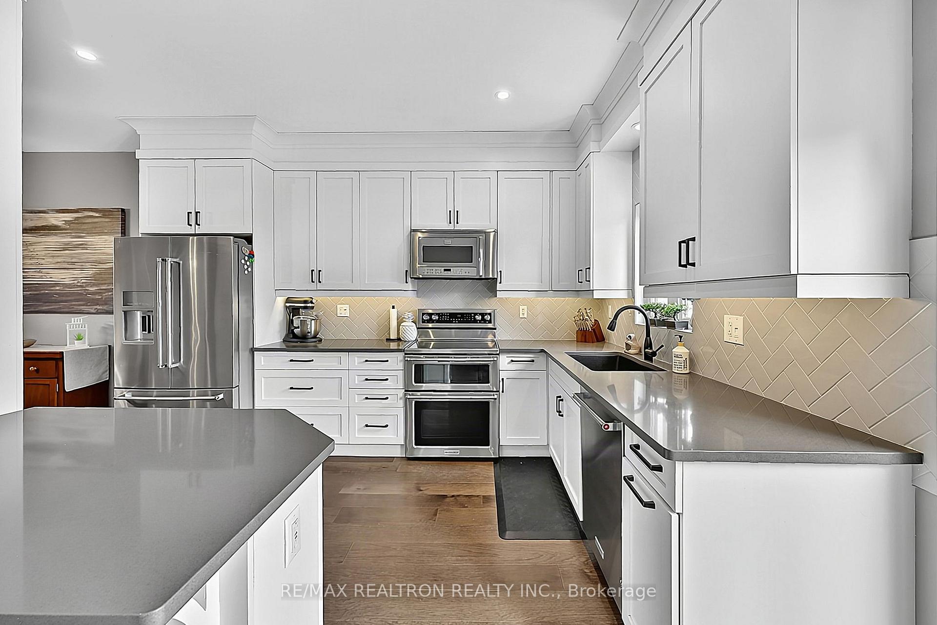 Photo 10 of 11 Tudor Crescent, Barrie, Innis-Shore — HOMEH