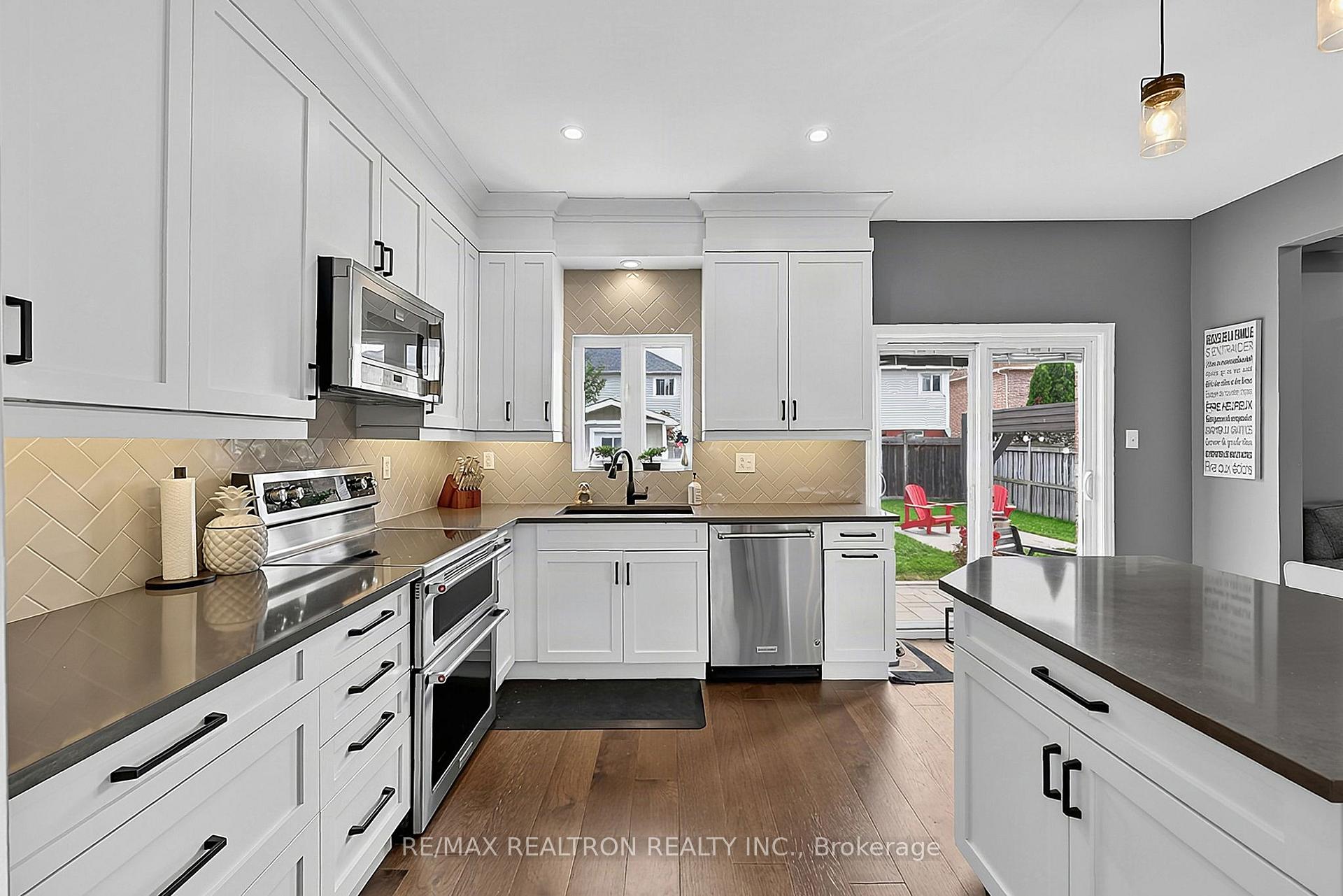 Photo 12 of 11 Tudor Crescent, Barrie, Innis-Shore — HOMEH