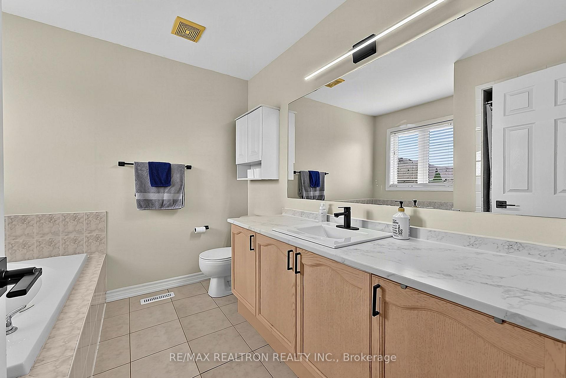 Photo 24 of 11 Tudor Crescent, Barrie, Innis-Shore — HOMEH