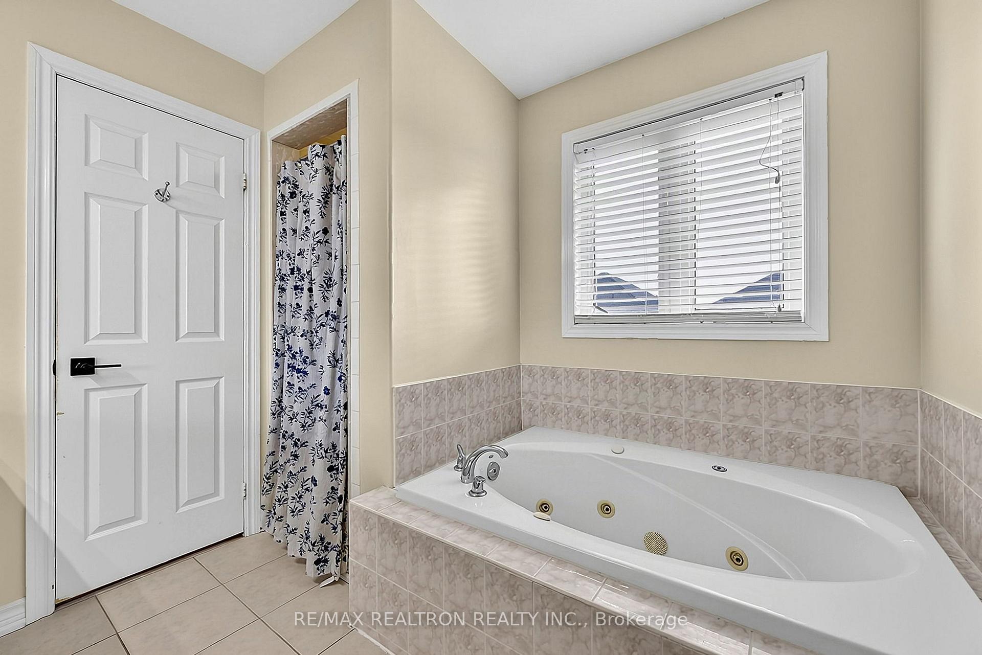 Photo 25 of 11 Tudor Crescent, Barrie, Innis-Shore — HOMEH