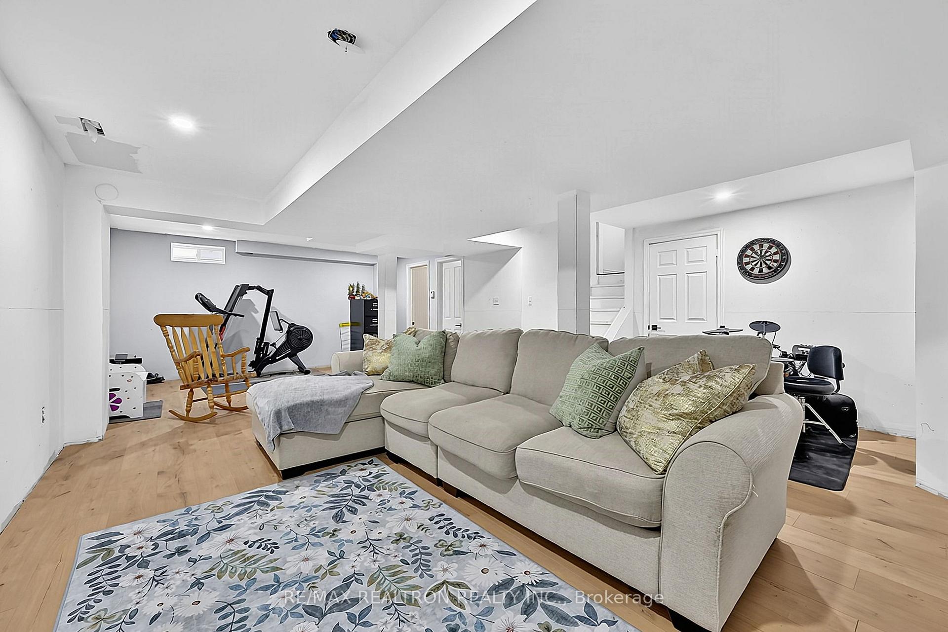 Photo 32 of 11 Tudor Crescent, Barrie, Innis-Shore — HOMEH