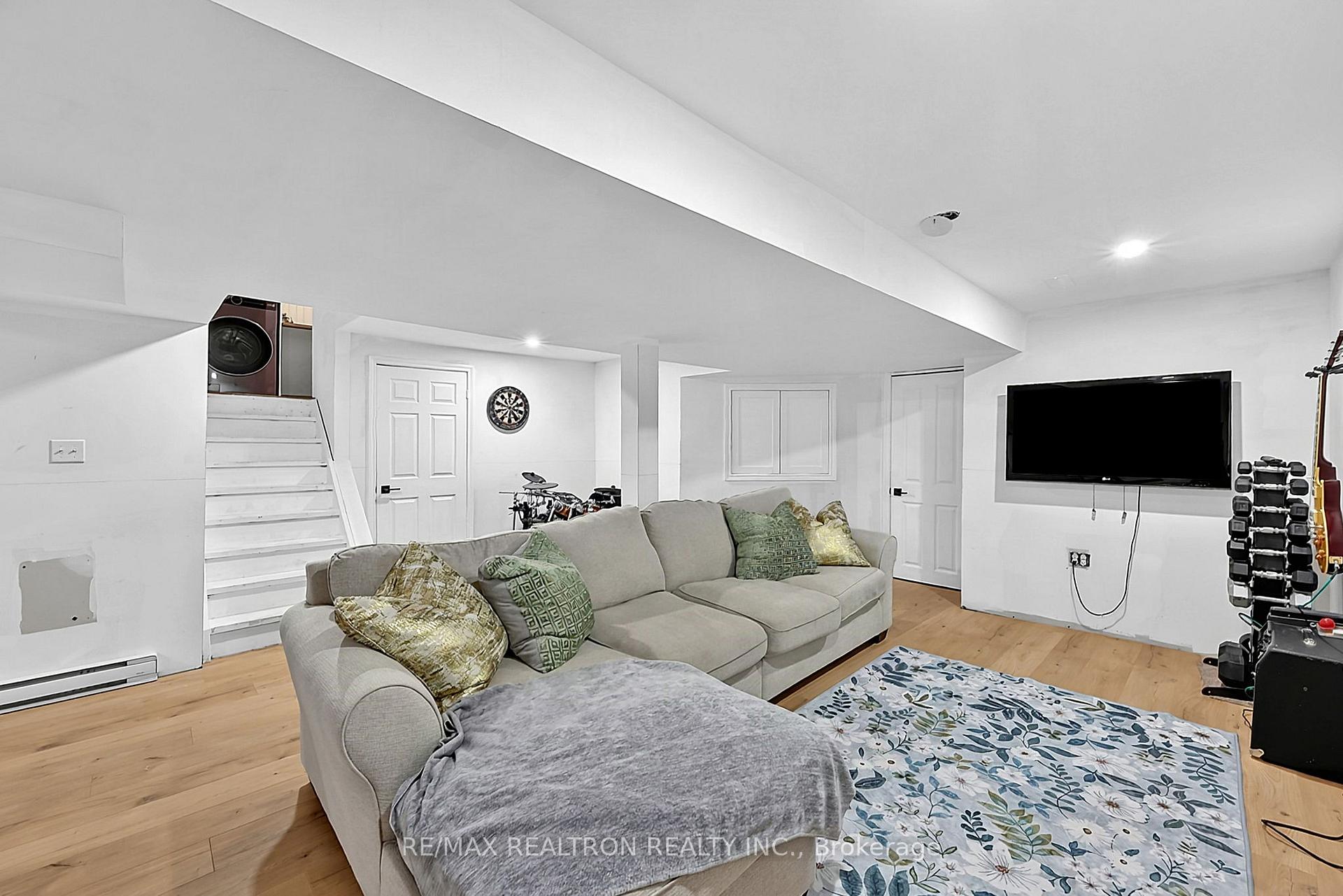 Photo 33 of 11 Tudor Crescent, Barrie, Innis-Shore — HOMEH