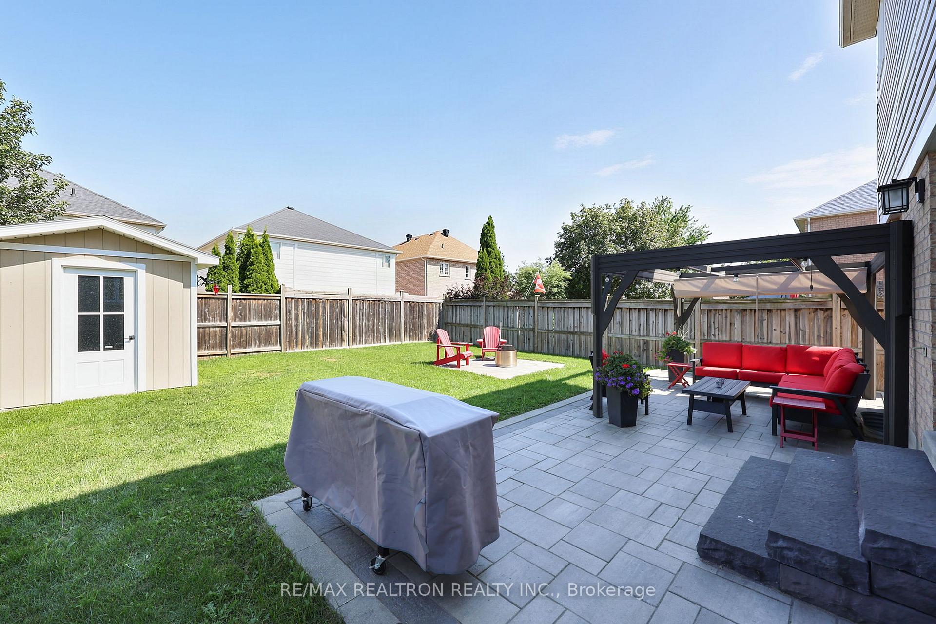 Photo 38 of 11 Tudor Crescent, Barrie, Innis-Shore — HOMEH